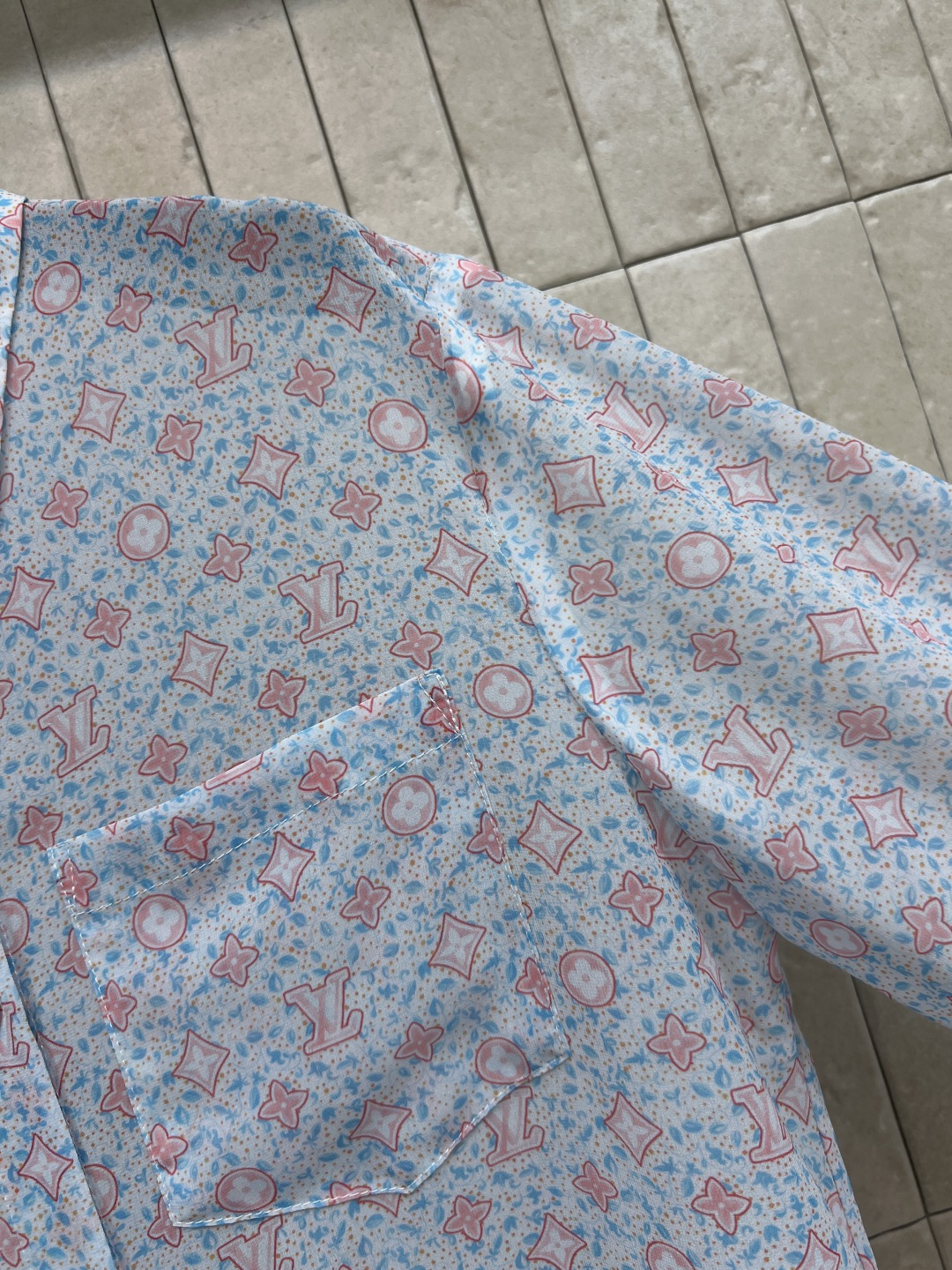 L家 26夏季新款 老花长袖衬衫 经典翻领+单排扣设计 利落简约 胸口口袋细节精致 宽松版型 不挑身材 