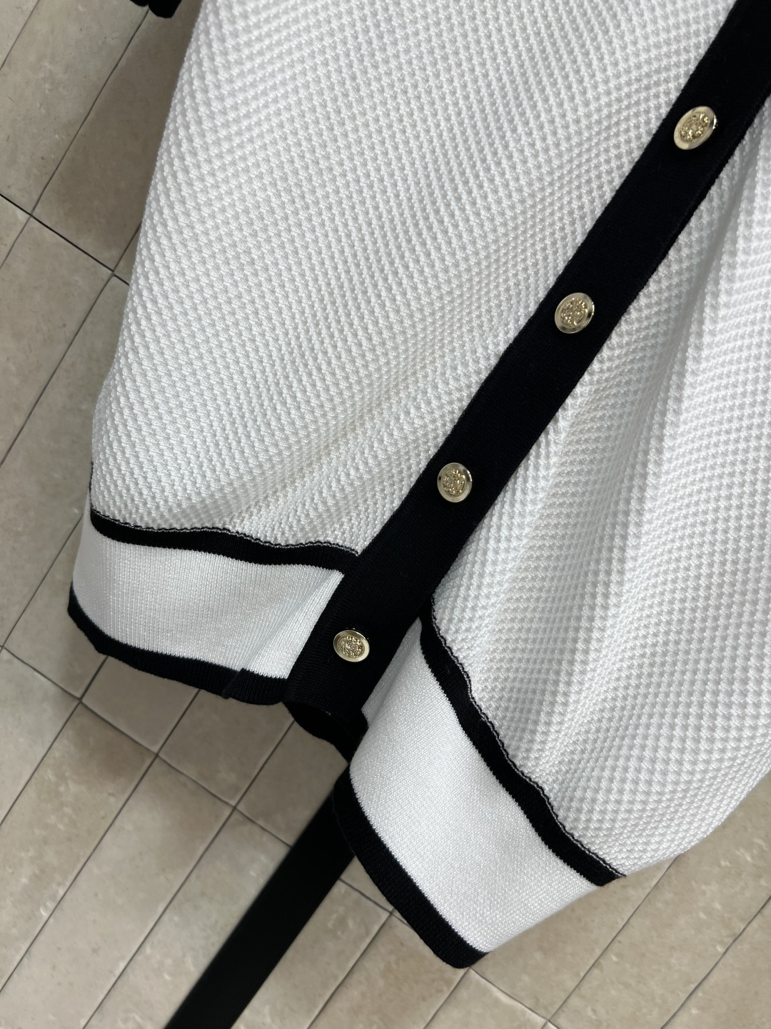 C家 26夏季新款 V领短袖针织开衫 V领撞色包边+胸前字母织带 细节精致 自带品牌辨识度 金属扣装饰口