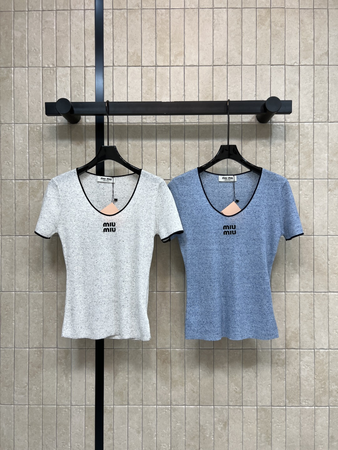 NO:863865,MIU Home 26 new summer style U-neck knitted short-sleeved T-shirt U-shaped large neckline design Modifies the shoulder and neck lines Contrast color binding + embroidered logo on the chest Full of details It has its own brand recognition It is skin-friendly and breathable Slim fit outlines the lines Comfortable and comfortable to wear Works great with high-waisted pants or skirts Easily create an elegant casual style  Two colors and three codes Size/S-M-L,,miumiu,skirts,T-shirt,tees,t-shirt,19860909MIU家 26夏季新款 U领针织短袖T恤 U型大领口设计 修饰肩颈线条 撞色包边+胸前刺绣logo 细节感拉满 自带品牌辨识度 亲肤透气 修身版型勾勒线条 穿着舒适自在 搭配高腰裤或裙子都很出彩 轻松打造优雅休闲风 两色三码Size/S-M-L,,miumiu,skirts,T-shirt,tees，t-shirt,,Women's clothing