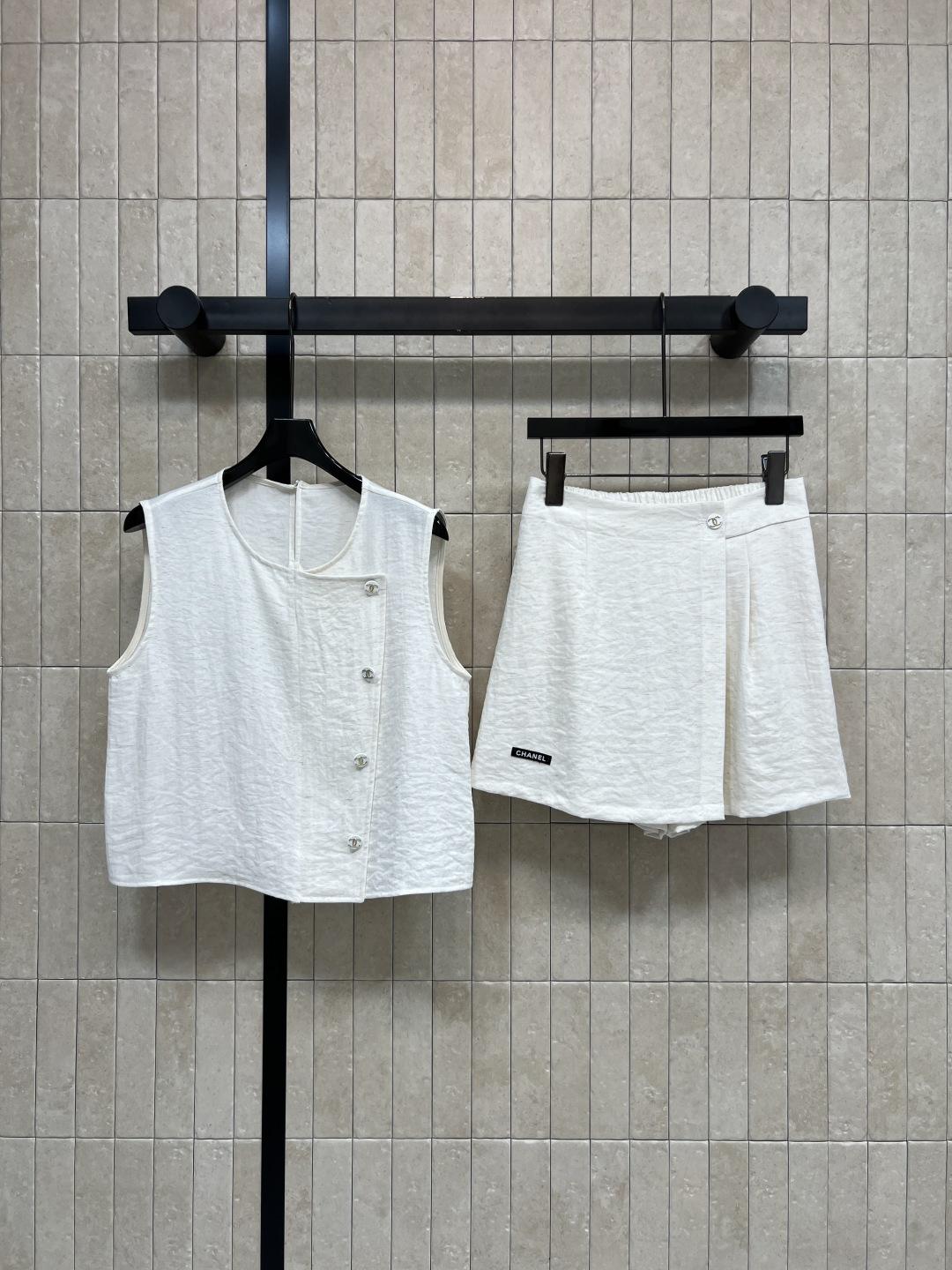 NO:863966,C Home 26 new summer style vest suit, vest top + high-waisted culottes, nylon blended fabric, diagonal metal buckles + textured fabric, neat and slim, fake two-piece culottes, high-waisted design to optimize proportions, loose and not picky, commuting, vacation, easy to control in daily life, easily get Korean style or French style, two colors and three codes Size/S-M-L,,chanel,skirts,19860909C家 26夏季新款 马甲套装 马甲上衣+高腰裤裙 尼龙混纺面料 斜排金属扣+肌理感面料 利落显瘦 假两件裙裤 高腰设计优化比例 宽松不挑身材 通勤 度假 日常都能轻松驾驭 轻松get韩系or法式风 两色三码Size/S-M-L,,chanel,skirts,,Women's clothing