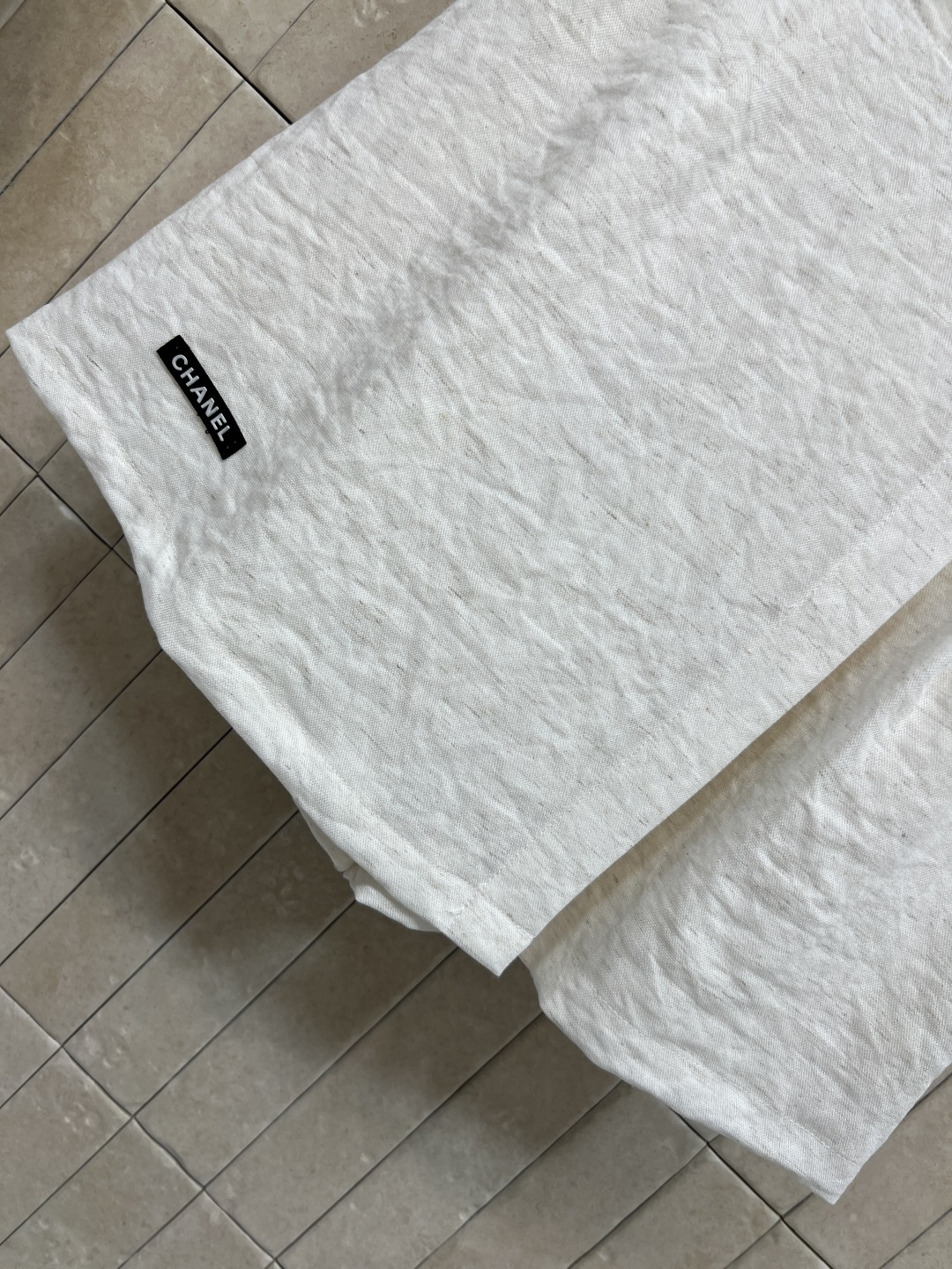 C家 26夏季新款 马甲套装 马甲上衣+高腰裤裙 尼龙混纺面料 斜排金属扣+肌理感面料 利落显瘦 假两件