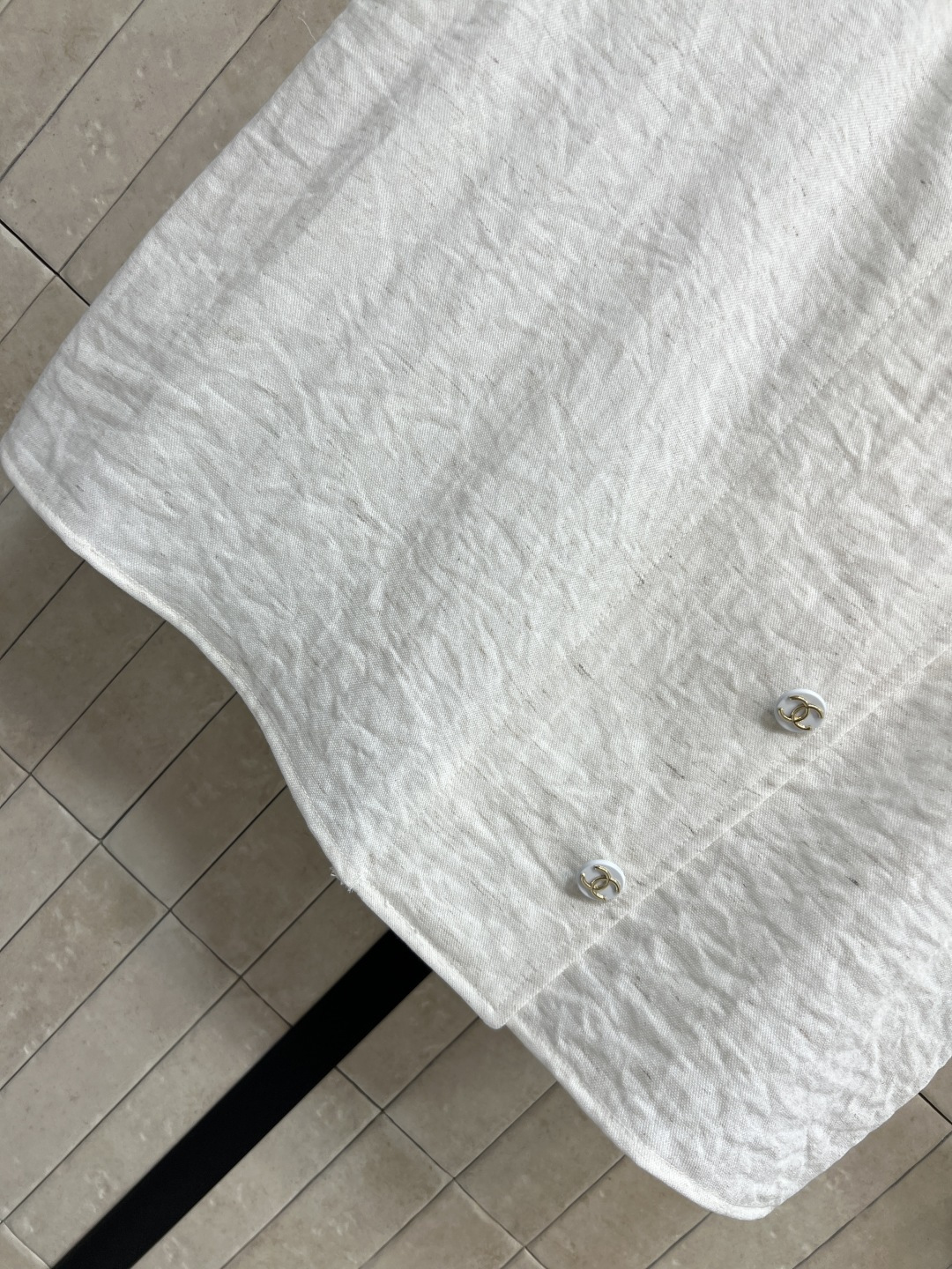 C家 26夏季新款 马甲套装 马甲上衣+高腰裤裙 尼龙混纺面料 斜排金属扣+肌理感面料 利落显瘦 假两件