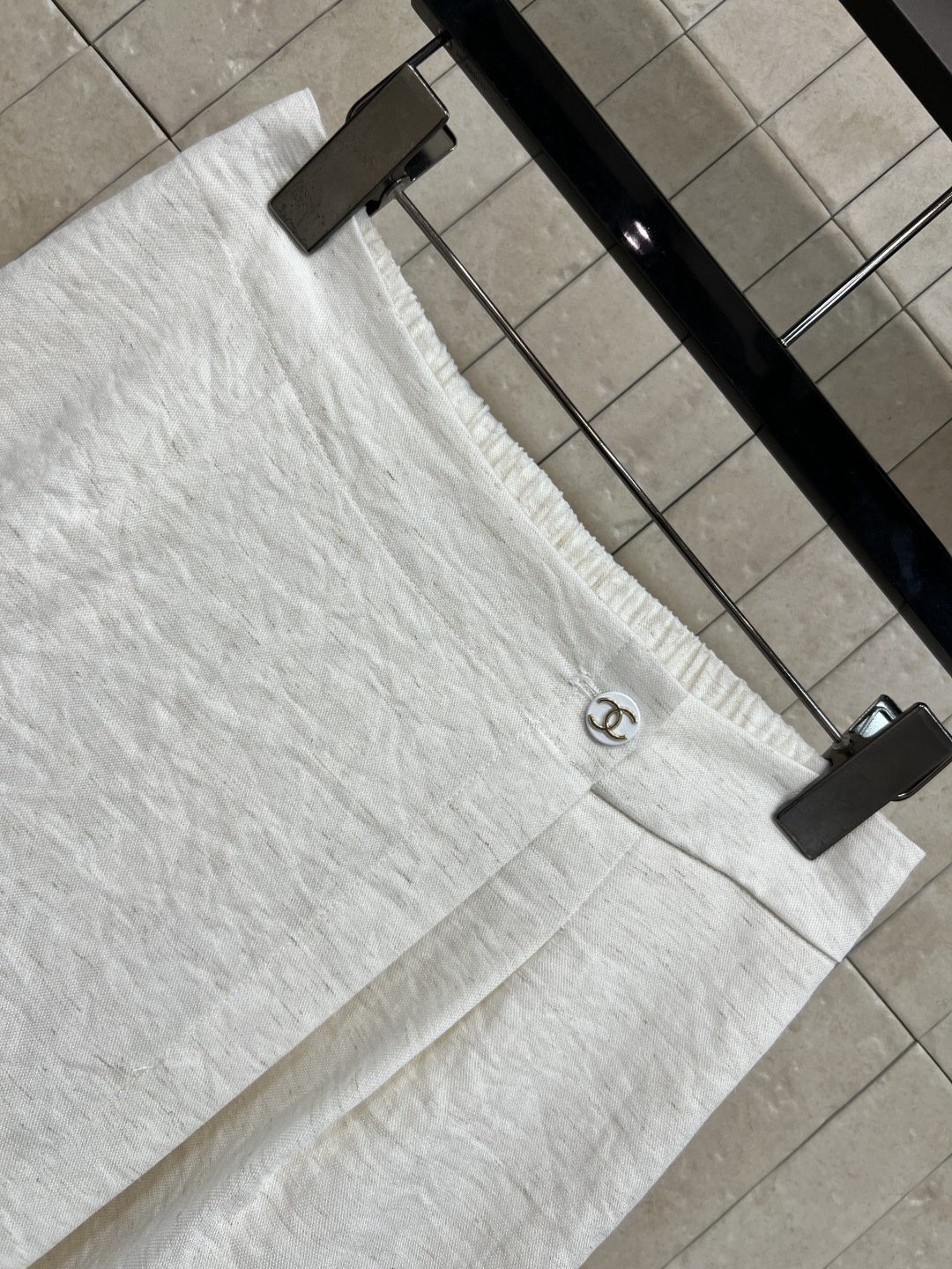 C家 26夏季新款 马甲套装 马甲上衣+高腰裤裙 尼龙混纺面料 斜排金属扣+肌理感面料 利落显瘦 假两件
