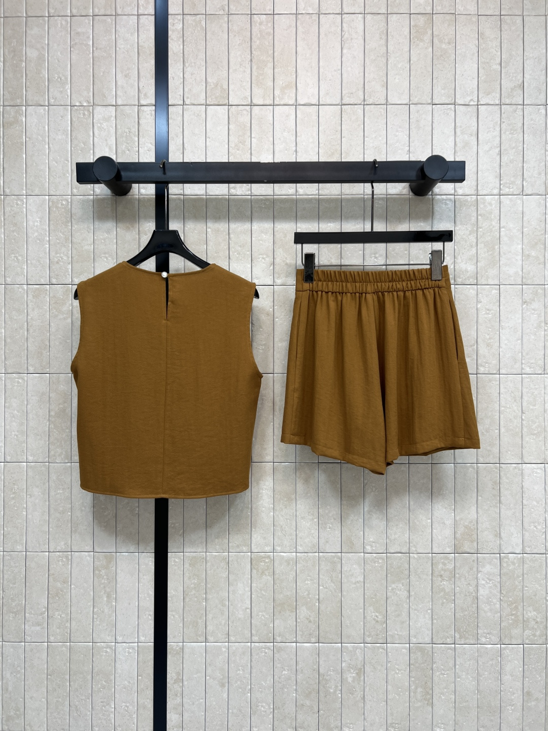 C家 26夏季新款 马甲套装 马甲上衣+高腰裤裙 尼龙混纺面料 斜排金属扣+肌理感面料 利落显瘦 假两件