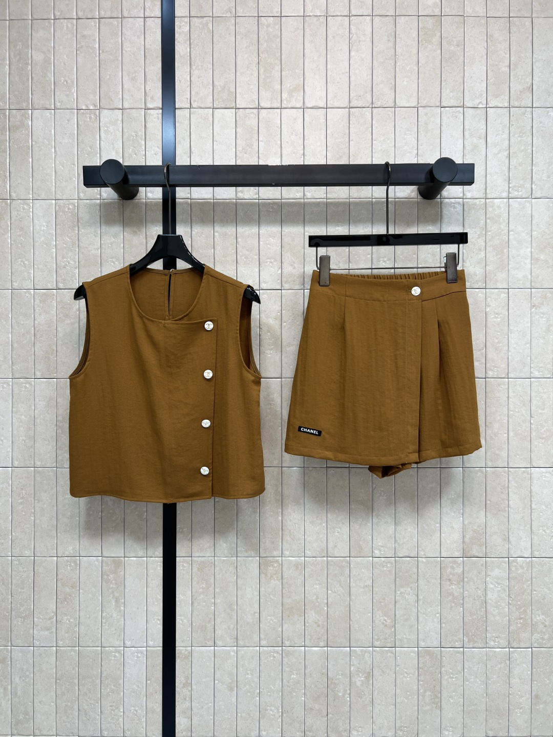 NO:863976,C Home 26 new summer style vest suit, vest top + high-waisted culottes, nylon blended fabric, diagonal metal buckles + textured fabric, neat and slim, fake two-piece culottes, high-waisted design to optimize proportions, loose and not picky, commuting, vacation, easy to control in daily life, easily get Korean style or French style, two colors and three codes Size/S-M-L,,chanel,skirts,19860909C家 26夏季新款 马甲套装 马甲上衣+高腰裤裙 尼龙混纺面料 斜排金属扣+肌理感面料 利落显瘦 假两件裙裤 高腰设计优化比例 宽松不挑身材 通勤 度假 日常都能轻松驾驭 轻松get韩系or法式风 两色三码Size/S-M-L,,chanel,skirts,,Women's clothing
