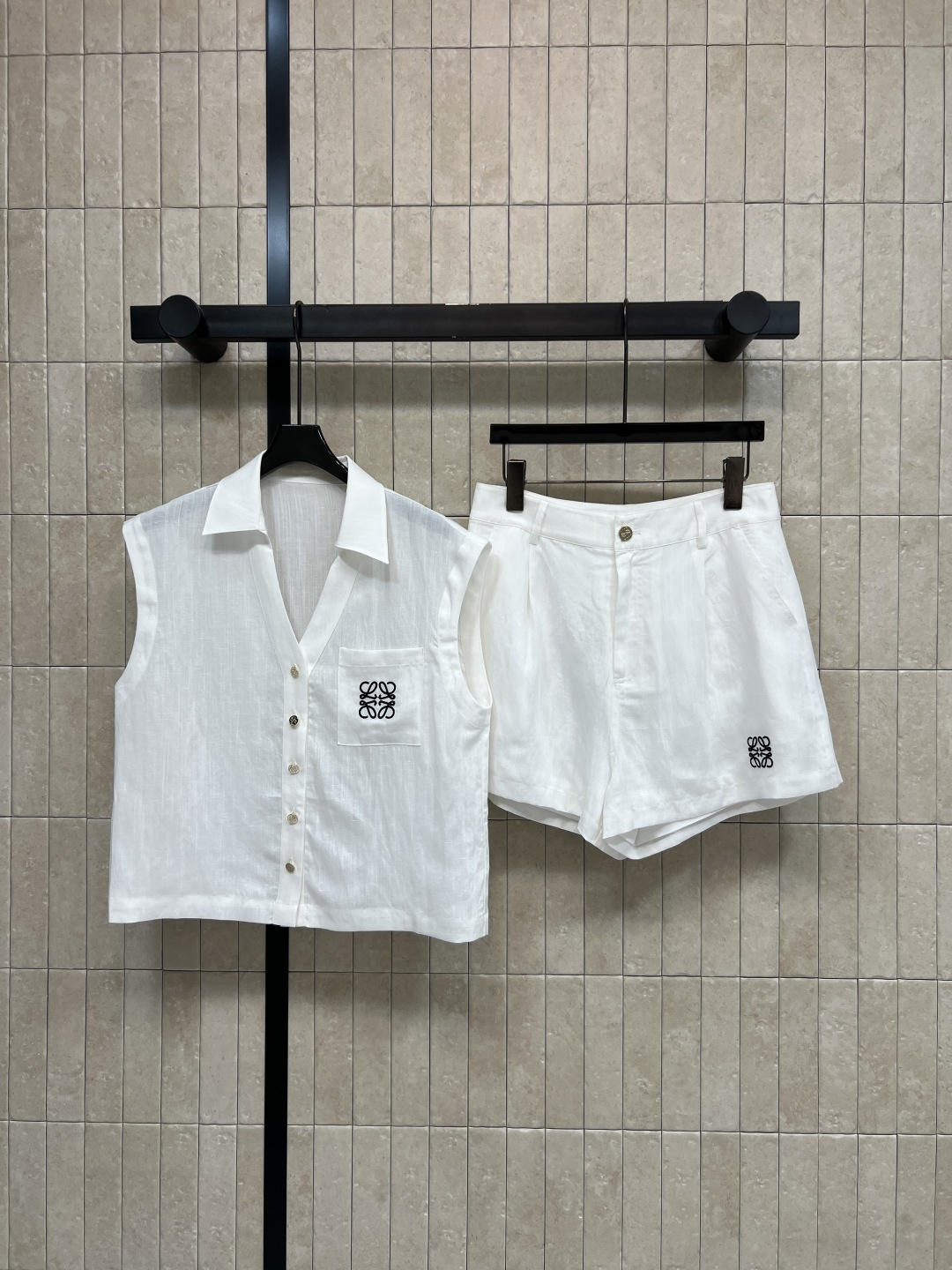 NO:863837,LW Home 26 new summer style vest shirt suit, lapel vest + elastic waist shorts, made of pure linen fabric, natural texture, breathable and skin-friendly, V-neck + gold buckle design, neat and slim, embroidered logo on the chest and trousers hem, low-key and exquisite, shorts with high waist to modify the leg shape, easy to control in daily life, vacation and outdoor. Two colors and three codes, Size/S-M-L,, shorts, shirts,19860909LW家 26夏季新款 马甲衬衫套装 翻领马甲+松紧腰短裤 采用纯麻面料 天然肌理感 透气亲肤 V领+金扣设计 利落显瘦 胸口跟裤子下摆刺绣logo低调精致 短裤高腰修饰腿型 日常 度假 户外都能轻松驾驭 两色三码Size/S-M-L,,shorts,shirts,,Women's clothing
