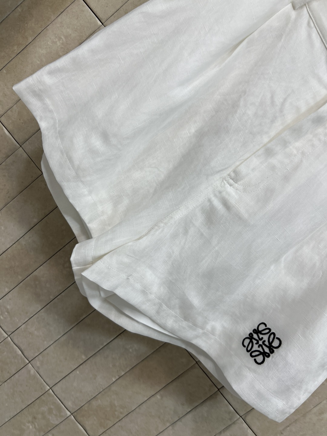 LW家 26夏季新款 马甲衬衫套装 翻领马甲+松紧腰短裤 采用纯麻面料 天然肌理感 透气亲肤 V领+金扣