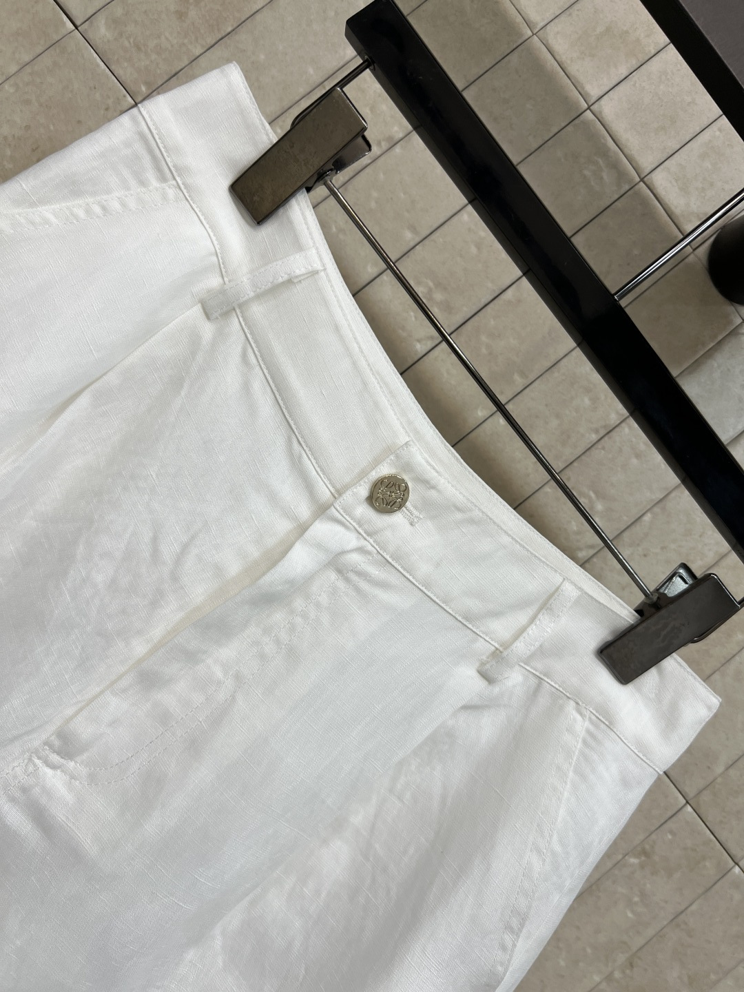 LW家 26夏季新款 马甲衬衫套装 翻领马甲+松紧腰短裤 采用纯麻面料 天然肌理感 透气亲肤 V领+金扣