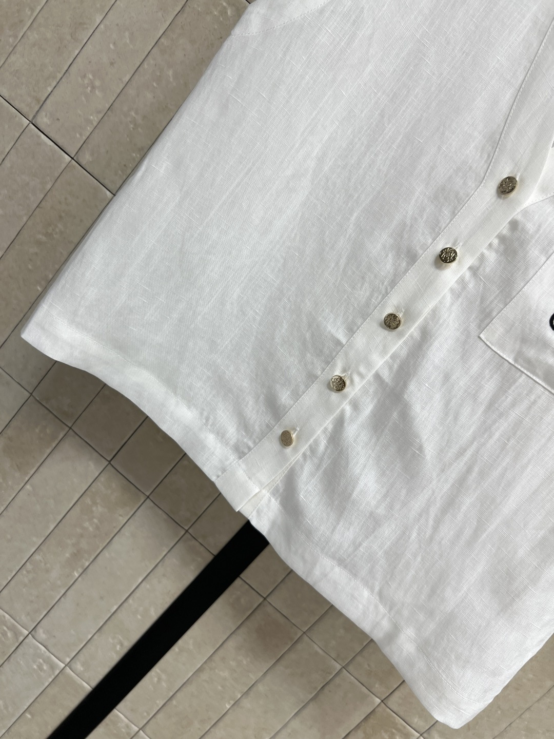 LW家 26夏季新款 马甲衬衫套装 翻领马甲+松紧腰短裤 采用纯麻面料 天然肌理感 透气亲肤 V领+金扣