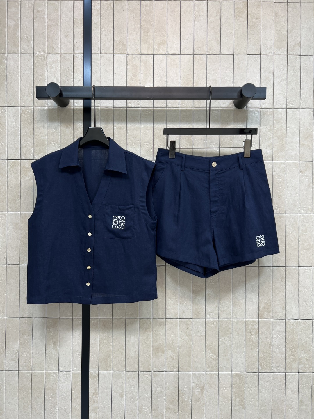 NO:863823,LW Home 26 new summer style vest shirt suit, lapel vest + elastic waist shorts, made of pure linen fabric, natural texture, breathable and skin-friendly, V-neck + gold buckle design, neat and slim, embroidered logo on the chest and trousers hem, low-key and exquisite, shorts with high waist to modify the leg shape, easy to control in daily life, vacation and outdoor. Two colors and three codes, Size/S-M-L,, shorts, shirts,19860909LW家 26夏季新款 马甲衬衫套装 翻领马甲+松紧腰短裤 采用纯麻面料 天然肌理感 透气亲肤 V领+金扣设计 利落显瘦 胸口跟裤子下摆刺绣logo低调精致 短裤高腰修饰腿型 日常 度假 户外都能轻松驾驭 两色三码Size/S-M-L,,shorts,shirts,,Women's clothing