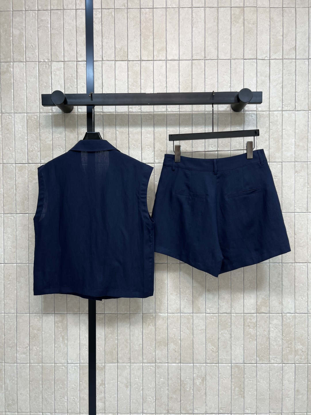 LW家 26夏季新款 马甲衬衫套装 翻领马甲+松紧腰短裤 采用纯麻面料 天然肌理感 透气亲肤 V领+金扣