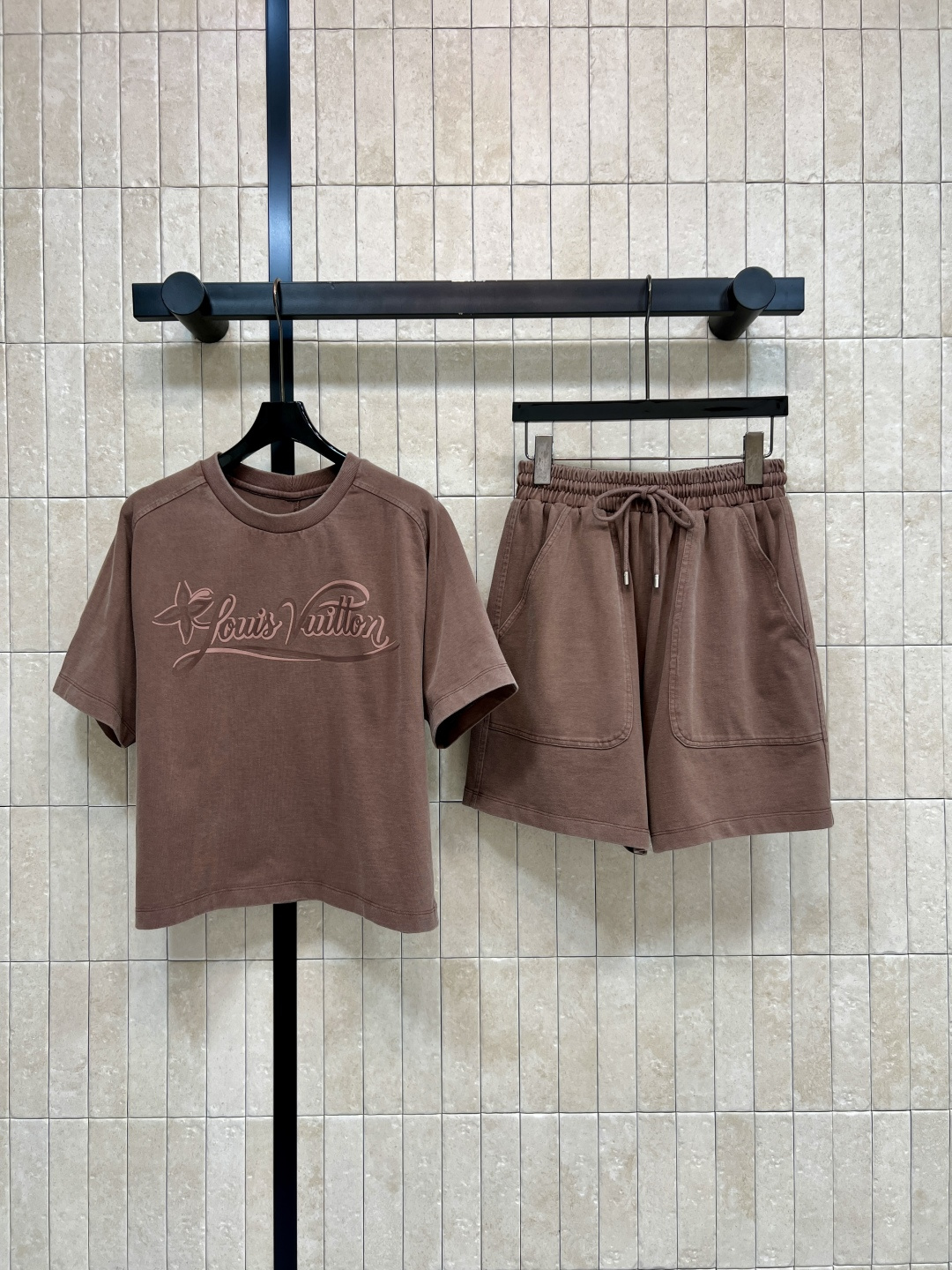 NO:865919,L's 26 new summer style caramel color short-sleeved suit, loose T-shirt + elastic waist shorts, retro distressed washed cotton fabric, same color embroidered logo, low-key and recognizable, soft and skin-friendly fabric, super comfortable to wear, shorts drawstring design, OK at home, out on the street, or on vacation. Pair with old flower bag or sneakers for easy control. Three sizes in one color, Size/S-M-L,, Louis  vuitton,sneakers,shorts,T-shirt,tees,t-shirt,19860909L家 26夏季新款 焦糖色短袖套装 宽松T恤+松紧腰短裤 复古做旧水洗棉质面料 同色刺绣Logo低调有辨识度 面料柔软亲肤 穿着超舒服 短裤抽绳设计 居家 出街 度假都OK 搭配老花包or运动鞋 轻松驾驭 一色三码Size/S-M-L,,louis vuitton,sneakers,shorts,T-shirt,tees，t-shirt,,Women's clothing