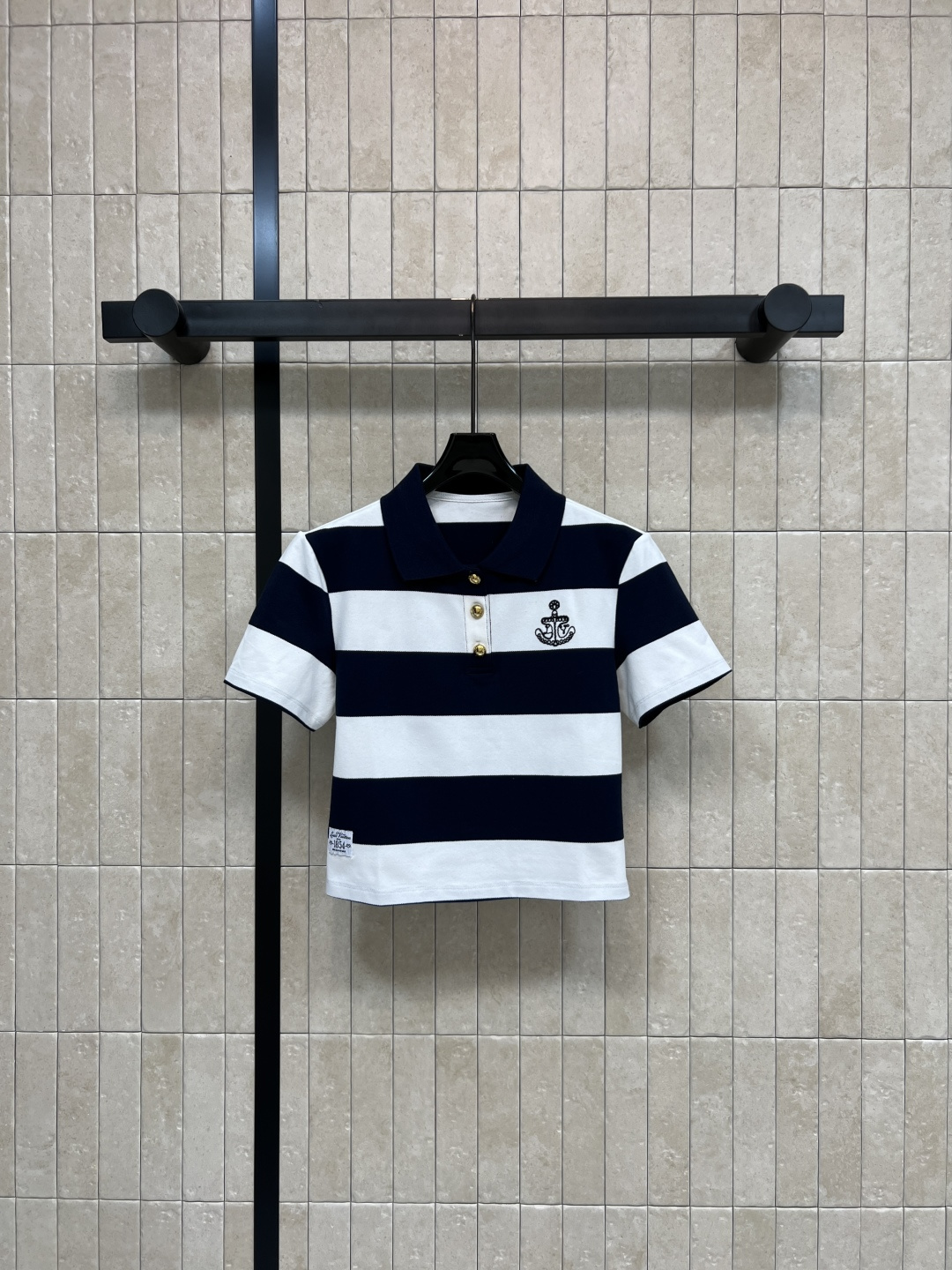 NO:865944,L's 26 new summer style anchor embroidered striped POLO shirt. Pure cotton fabric. Soft and breathable. Classic navy blue and white striped design. Short waisted version that just elongates the proportion. Exquisite anchor embroidery + gold buckle access control. Detailed texture online. Paired with high-waisted trousers. Skirts show long legs. Suitable for daily commuting. Suitable for casual use. Three sizes in one color, Size/S-M-L,, louis vuitton, skirts,19860909L家 26夏季新款 船锚刺绣条纹POLO衫 纯棉面料 柔软透气 经典藏青白条纹设计 短款露腰版型刚好拉长比例 精致船锚刺绣+金扣门禁 细节质感在线 搭配高腰裤 裙都超显腿长 日常通勤 休闲都适配 一色三码Size/S-M-L,,louis vuitton,skirts,,Women's clothing