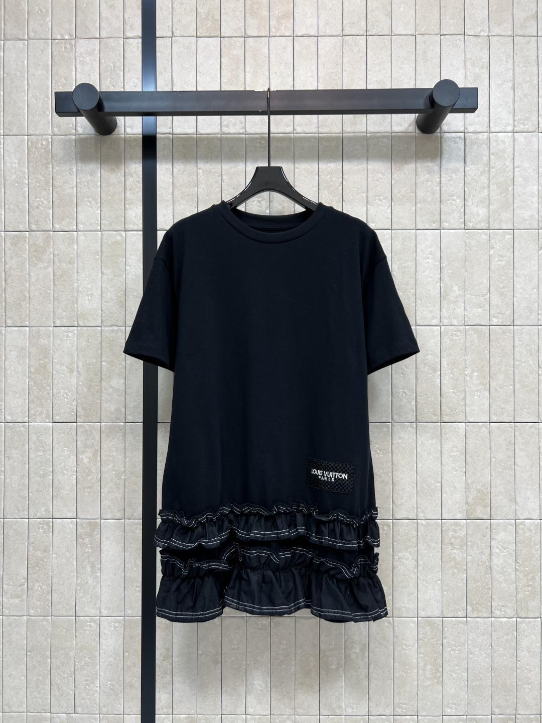 NO:865979,L's 26 new summer style lace T-shirt dress, pure cotton material, soft and comfortable, classic round neck, loose straight fit, not picky about the figure, double-layered ruffle stitching embellishment at the hem, exquisite details, brand logo, full of recognition, great to wear alone or paired with jeans, commuting, vacation, easy to control in daily life, two colors and three codes, Size/S-M-L,, louis vuitton, skirts, tees, t-shirt,19860909L家 26夏季新款 花边T恤连衣裙 纯棉材质 柔软舒适 经典圆领 宽松直筒版型 不挑身材 下摆双层荷叶边拼接点缀 细节精致 品牌标识 辨识度拉满 单穿或者搭配牛仔都很出彩 通勤 度假 日常都能轻松驾驭 两色三码Size/S-M-L,,louis vuitton,skirts,tees，t-shirt,,Women's clothing