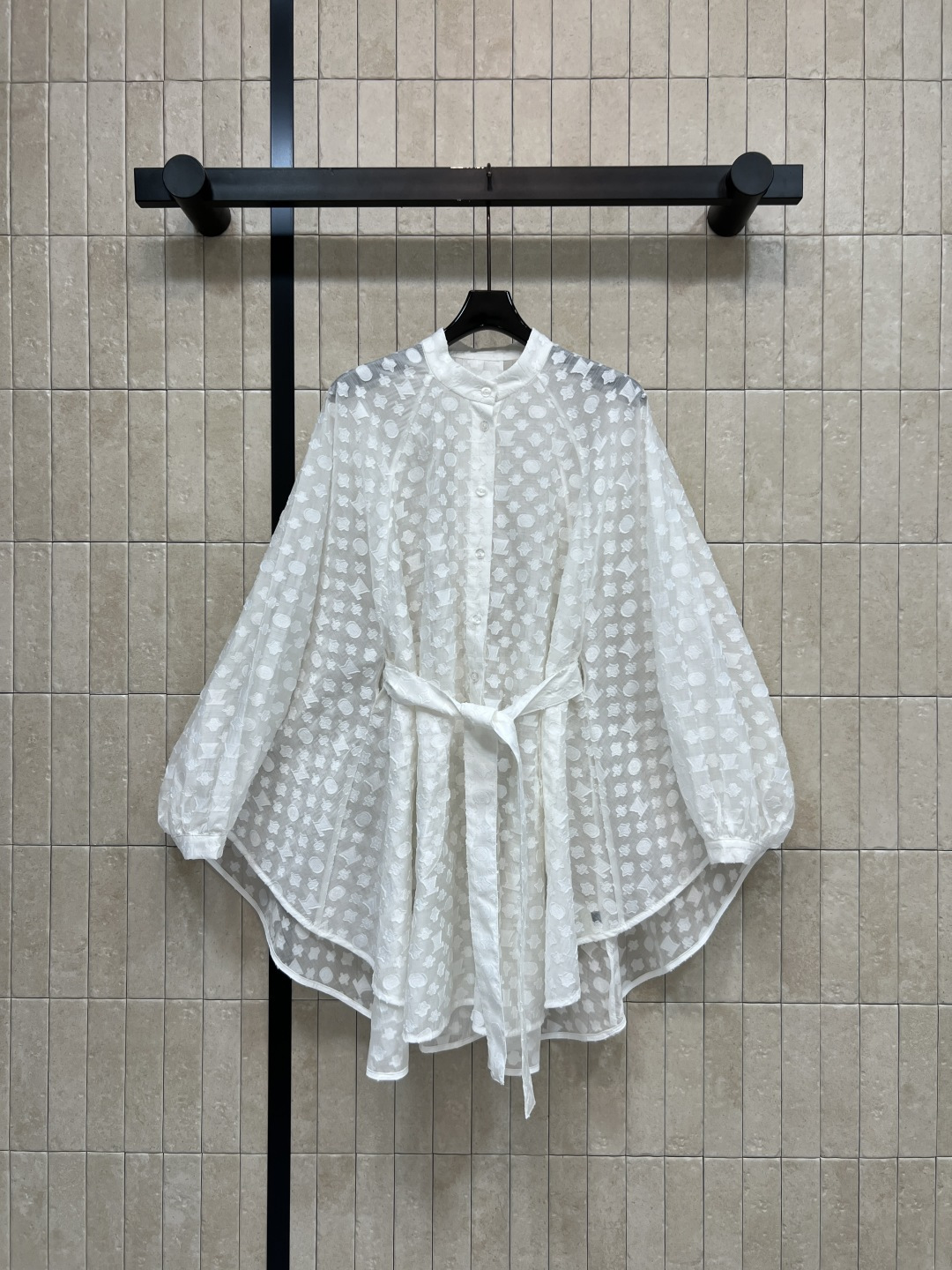 NO:865898,L's 26 new summer style jacquard lace-up blouse. Light and see-through fabric. Sun-protective and breathable. Stand-up collar, single-breasted design. Lantern sleeves. Short front and long back. Irregular hem. Loose fit + lace-up waist. Concealing body fat to make you look slimmer. Can be worn as an outer skirt or as an inner wear for commuting, travel and vacation. Practical and versatile. Easily create a variety of looks. Four sizes in one color. Size/S-M-L-XL,, louis  vuitton,skirts,19860909L家 26夏季新款 提花系带罩衫 轻盈透视面料 防晒又透气 立领单排扣设计 灯笼袖 前短后长不规则下摆 宽松版型+系带收腰 藏肉显瘦不挑身材 外搭裙装或内搭 通勤 出游 度假都能轻松驾驭 实用又百搭 轻松打造多种风格look 一色四码Size/S-M-L-XL,,louis vuitton,skirts,,Women's clothing