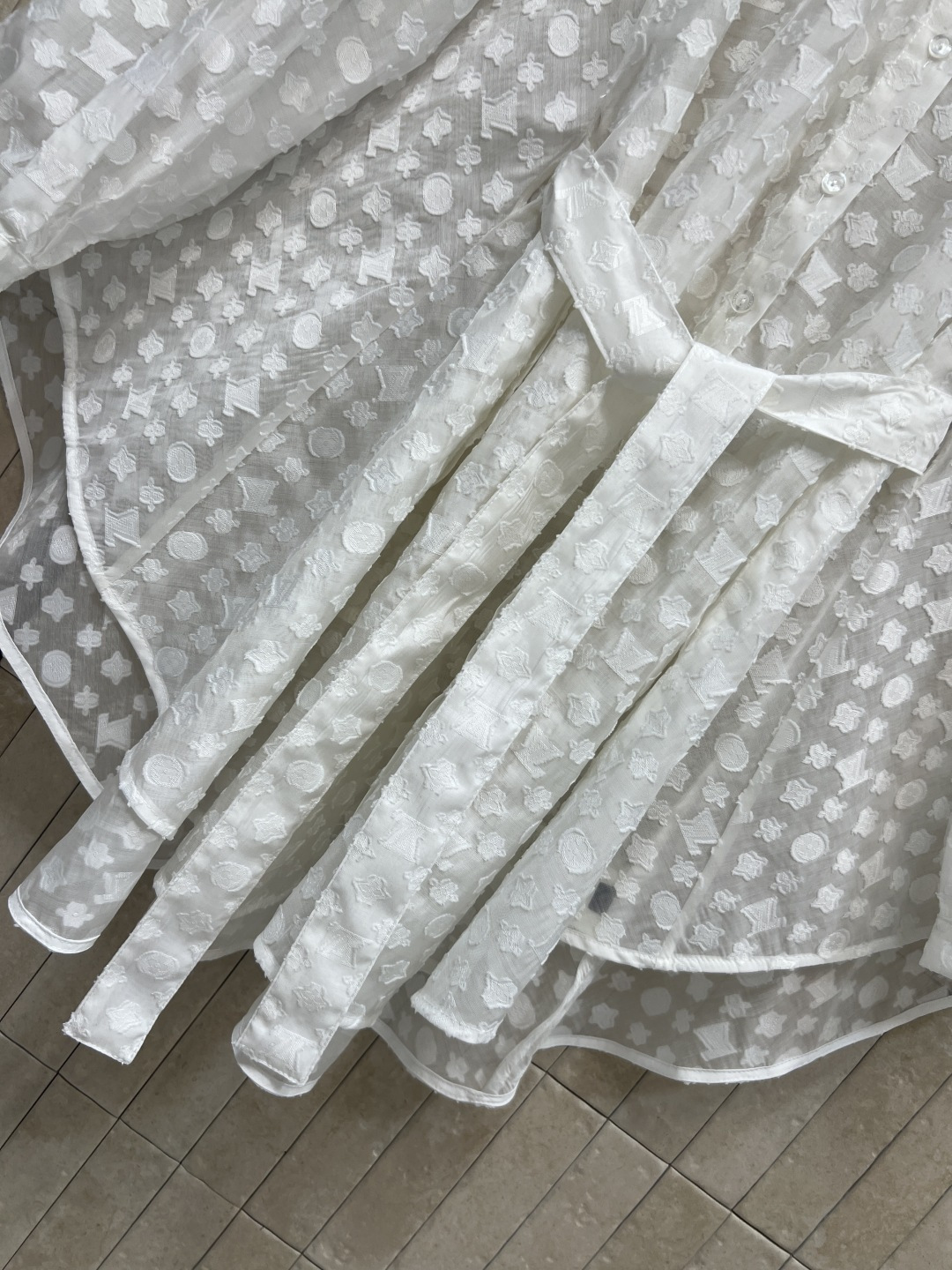 L家 26夏季新款 提花系带罩衫 轻盈透视面料 防晒又透气 立领单排扣设计 灯笼袖 前短后长不规则下摆 