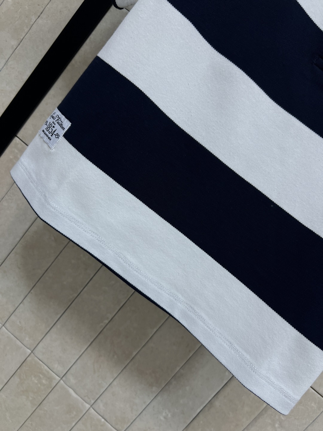 L家 26夏季新款 船锚刺绣条纹POLO衫 纯棉面料 柔软透气 经典藏青白条纹设计 短款露腰版型刚好拉长