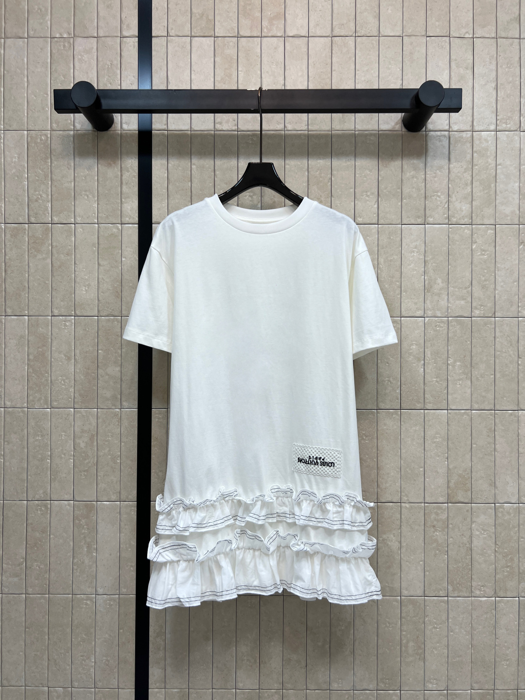 NO:865989,L's 26 new summer style lace T-shirt dress, pure cotton material, soft and comfortable, classic round neck, loose straight fit, not picky about the figure, double-layered ruffle stitching embellishment at the hem, exquisite details, brand logo, full of recognition, great to wear alone or paired with jeans, commuting, vacation, easy to control in daily life, two colors and three codes, Size/S-M-L,, louis vuitton, skirts, tees, t-shirt,19860909L家 26夏季新款 花边T恤连衣裙 纯棉材质 柔软舒适 经典圆领 宽松直筒版型 不挑身材 下摆双层荷叶边拼接点缀 细节精致 品牌标识 辨识度拉满 单穿或者搭配牛仔都很出彩 通勤 度假 日常都能轻松驾驭 两色三码Size/S-M-L,,louis vuitton,skirts,tees，t-shirt,,Women's clothing