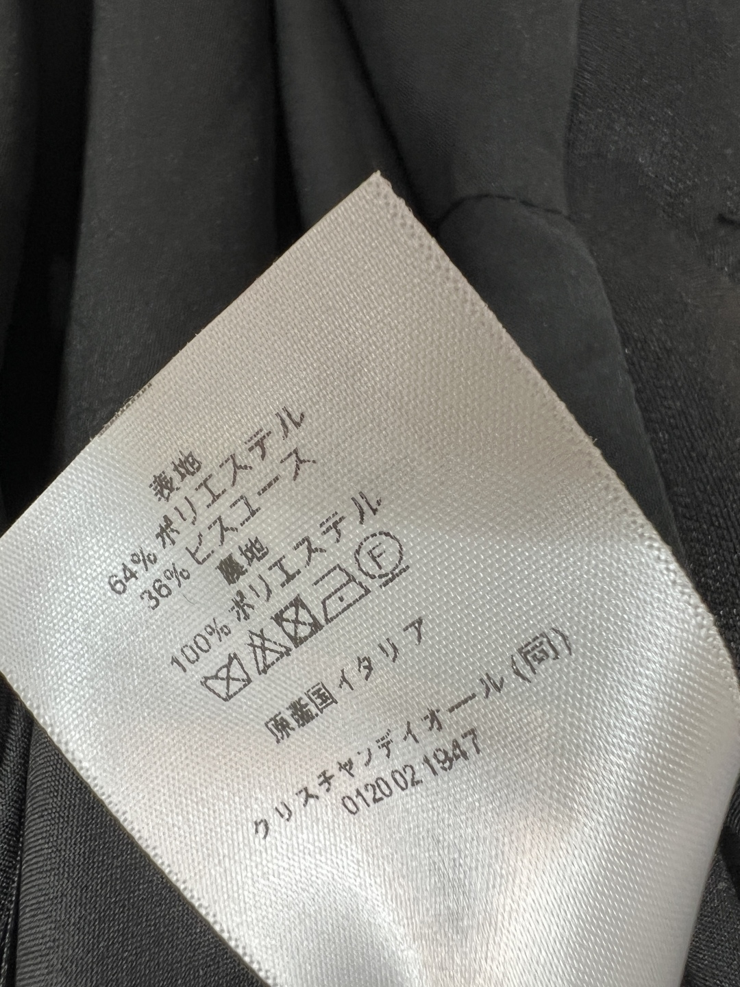 D家 26夏季新款 黑色不规则半身裙 挺括垂顺的面料 高腰A字剪裁 不规则大裙摆设计 遮胯显瘦 侧部对称