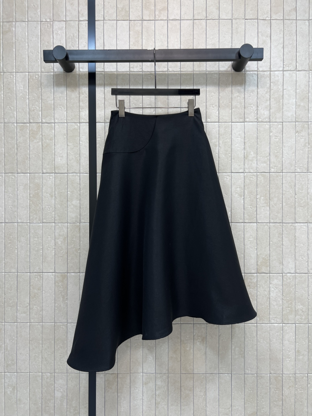 NO:865982,D Home 26 new summer style black irregular skirt, crisp and drapey fabric, high-waisted A-line tailoring, irregular large skirt design, covering the hips and slimming, symmetrical invisible sides + zipper opening and closing at the waist, easy to put on and take off, both beautiful and practical, looks great with any shirt, knitted sweater or suit jacket, easy to switch between multiple styles, four sizes in one color, Size/S-M-L-XL,, dior, skirts, jackets &  coats,shirts,business suits,19860909D家 26夏季新款 黑色不规则半身裙 挺括垂顺的面料 高腰A字剪裁 不规则大裙摆设计 遮胯显瘦 侧部对称隐形+腰头拉链开合 穿脱方便 兼顾美观与实用性 随便配衬衫 针织衫或西装外套都很出彩 轻松切换多种风格 一色四码Size/S-M-L-XL,,dior,skirts,jackets & coats,shirts,business suit,,Women's clothing