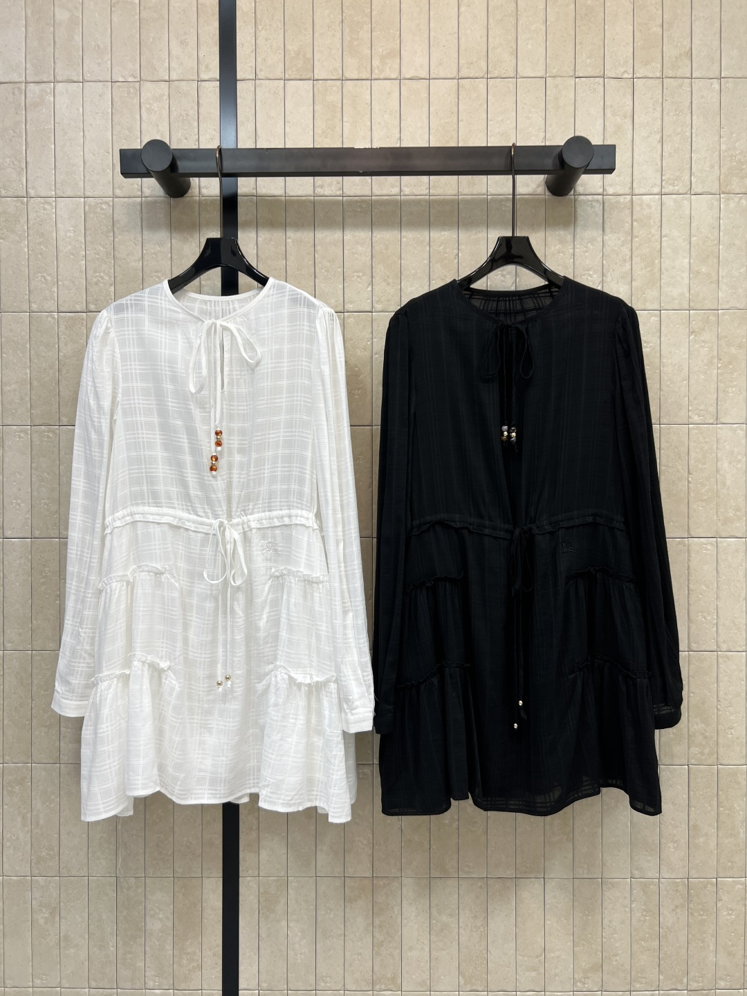 NO:867821,BUR's 26 new summer style plaid lace-up dress. Cotton fabric. Light and breathable. Neck tie + waist drawstring design. Adjustable elasticity. Easily create a high waistline. Paired with beaded decorative details. Loose A-line version. Not picky about your figure. Pair with straw hat or woven bag. French atmosphere. Two colors and three sizes. Size/S-M-L,, burberry, skirts, hats,19860909BUR家 26夏季新款 格纹系带连衣裙 棉质面料 轻盈透气 领口系带+收腰抽绳设计 可调节松紧 轻松打造高腰线 搭配串珠装饰细节 宽松A字版型 不挑身材 搭配草帽或编织包 法式氛围感直接拉满 两色三码Size/S-M-L,,burberry,skirts,hats,,Women's clothing