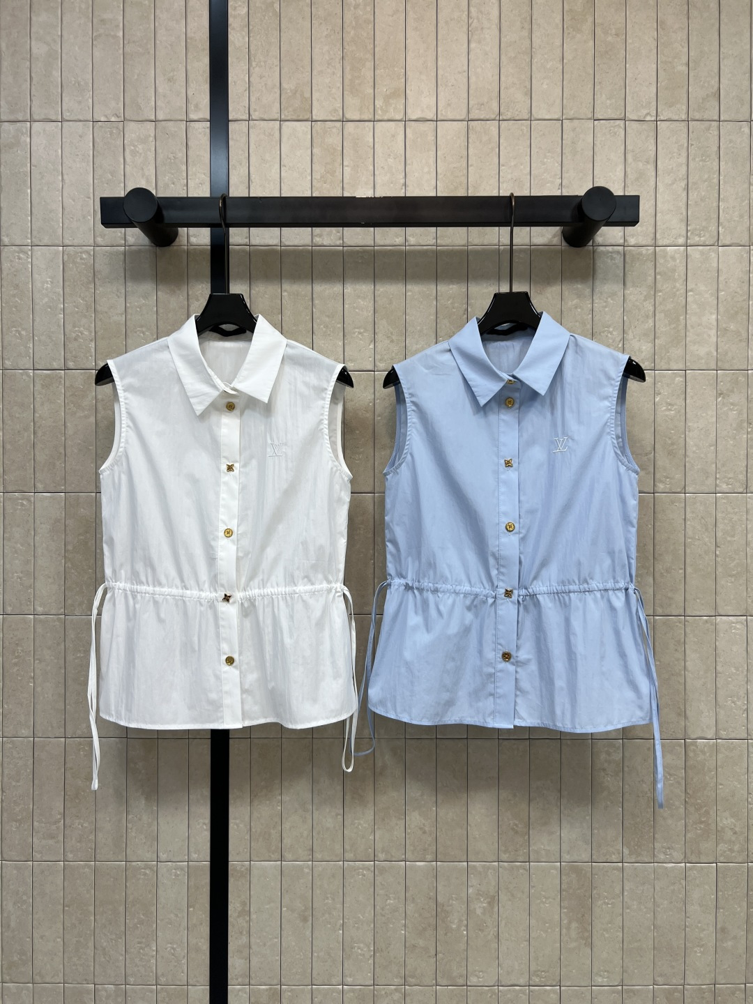 NO:867750,L's 26 new summer style drawstring waist sleeveless shirt. The fabric is crisp, delicate and comfortable. Neat lapel + sleeveless design. The metal buttons and the small logo on the chest are low-key and delicate. The adjustable drawstring design at the waist can easily create a high waistline. Can be worn alone or stacked. Can be worn for commuting or leisure. Two colors and three sizes, Size/S-M-L,, louis vuitton, shirts,19860909L家 26夏季新款 抽绳收腰无袖衬衫 面料挺括细腻舒适 利落的翻领+无袖设计 金属纽扣和胸口的小logo低调又精致 腰部可调节抽绳设计 轻松打造高腰线 可单穿可叠穿 通勤 休闲都能hold住 两色三码Size/S-M-L,,louis vuitton,shirts,,Women's clothing