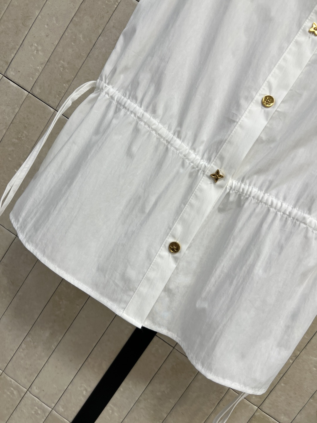 L家 26夏季新款 抽绳收腰无袖衬衫​​ 面料挺括细腻舒适 利落的翻领+无袖设计 金属纽扣和胸口的小lo