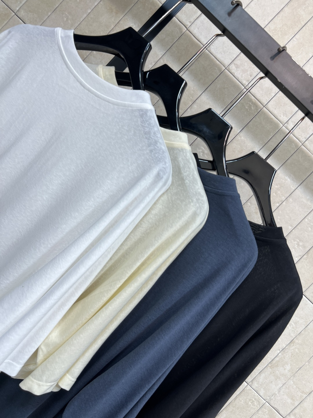 L家 26夏季新款 抽绳收腰无袖衬衫​​ 面料挺括细腻舒适 利落的翻领+无袖设计 金属纽扣和胸口的小lo