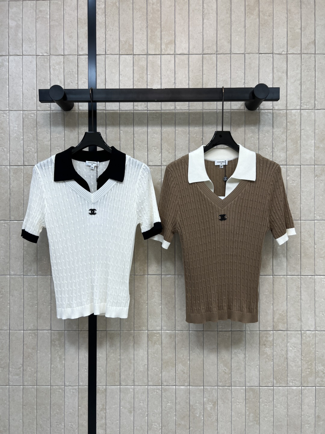 NO:867829,C Home 26 new summer style contrasting knitted short sleeves made of cotton blended fabric, soft and skin-friendly, contrasting neckline, simple and layered V-neck to modify the neck line, fake two-piece design with super detailed sense, suitable for commuting in daily life, regular loose fit, matched with skirt or suit pants, easy to get Korean intellectual style, two colors and three codes Size/S-M-L,,chanel,skirts,T-shirt,business suit,19860909C家 26夏季新款 撞色针织短袖 采用棉质混纺面料 柔软亲肤 领口撞色 简约又有层次感 V领修饰颈部线条 假两件设计超有细节感 通勤 日常都很适合 常规宽松版型 搭配半裙或西装裤 轻松get韩系知性风 两色三码Size/S-M-L,,chanel,skirts,T-shirt,business suit,,Women's clothing