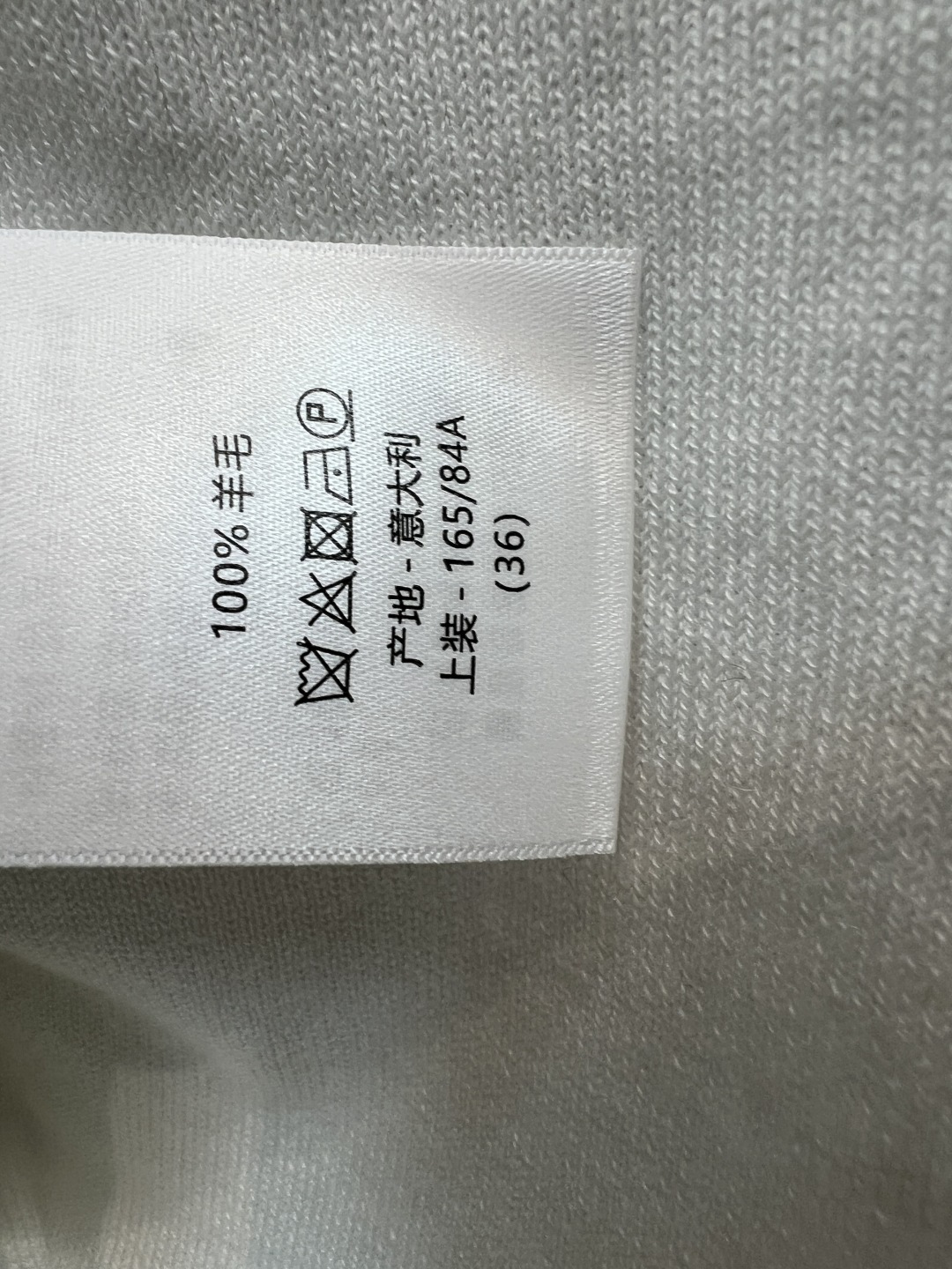 L家 26夏季新款 老花针织开衫背心 软糯羊毛亲肤针织面料 经典满印老花提花 圆领无袖单排扣开合 修身显