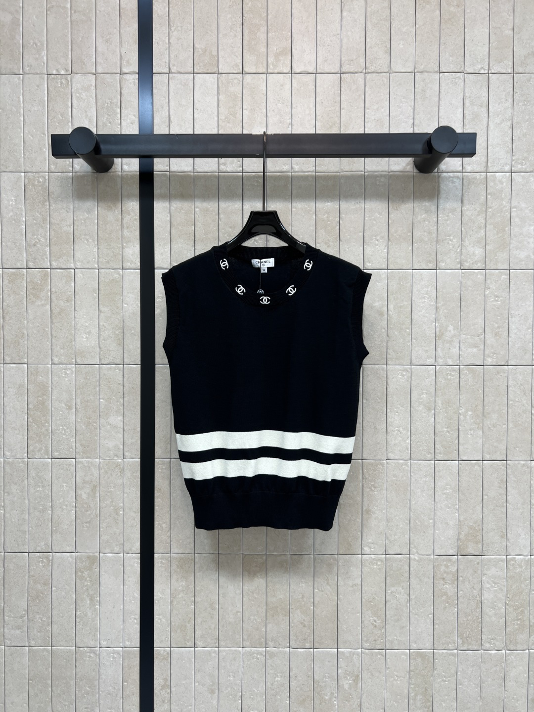 NO:867849,C Home 26 new summer style black knitted vest, delicate skin-friendly knitted fabric, good drape, double C embroidery around the neck, exquisite and durable, contrasting black and white stripes on the hem, breaking the dullness of pure black, simple and layered, can be easily used in daily or light formal occasions, can be worn alone or layered with shirts and jackets, versatile and not picky, three sizes in one color, Size/S-M-L,,chanel,jackets & coats,shirts,19860909C家 26夏季新款 黑色针织背心 细腻亲肤针织面料 垂坠感佳 领口环绕式双C刺绣 精致耐看 下摆黑白条纹撞色 打破纯黑的沉闷 简约又有层次感 日常或轻正式场合都能轻松驾驭 单穿或叠搭衬衫外套都很OK 百搭不挑人 一色三码Size/S-M-L,,chanel,jackets & coats,shirts,,Women's clothing