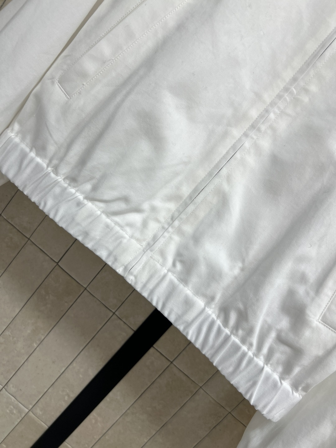 PD家 26夏季新款 翻领短款三角标夹克 挺括又轻盈的面料 自带利落的廓形感 利落的翻领+短款剪裁 拉链