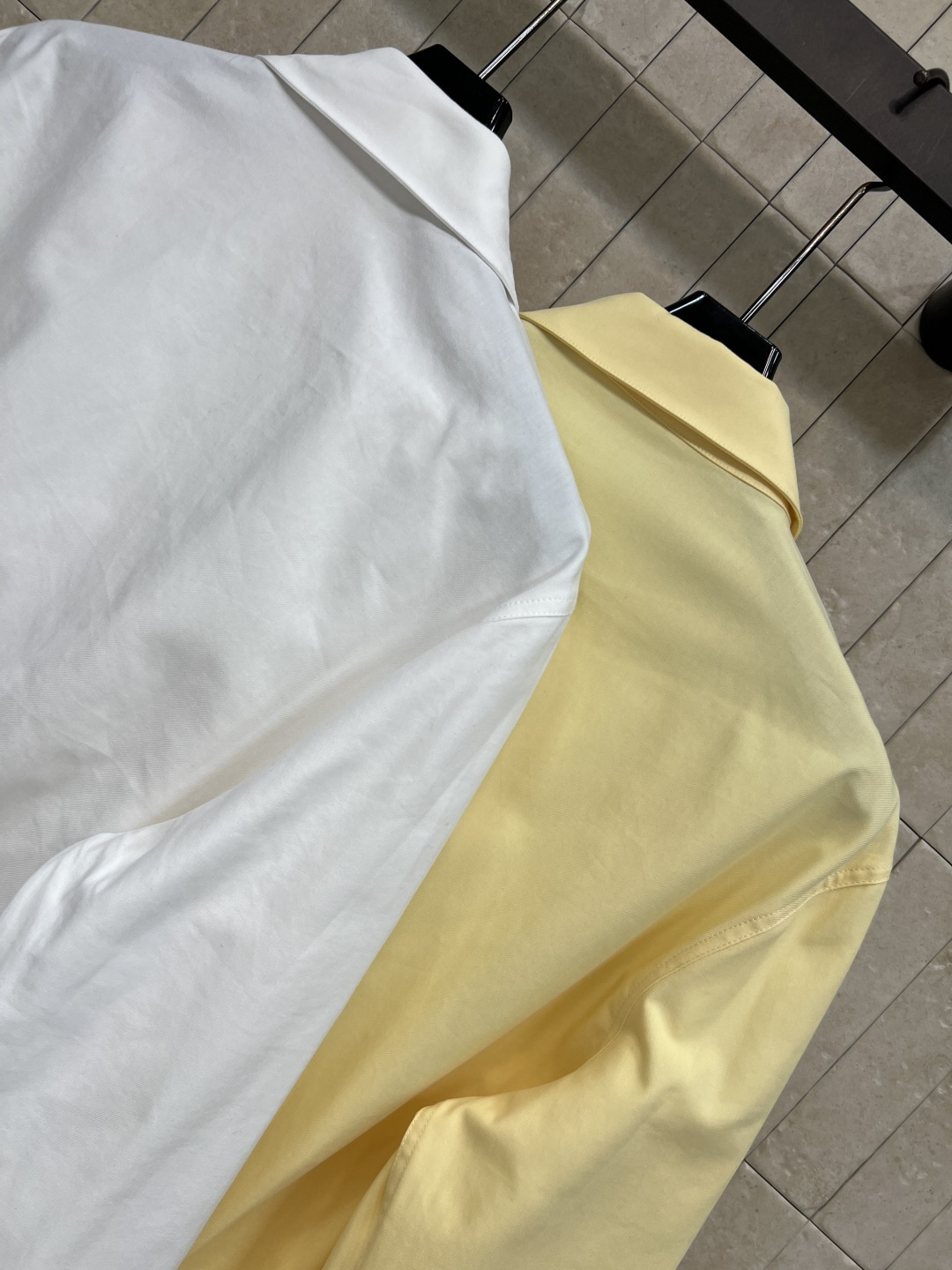 PD家 26夏季新款 翻领短款三角标夹克 挺括又轻盈的面料 自带利落的廓形感 利落的翻领+短款剪裁 拉链