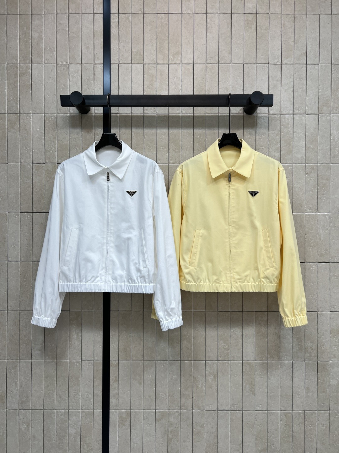 NO:867768,PD Home 26 new summer style lapel short triangle logo jacket. Crisp and light fabric with neat silhouette. Clean lapel + short tailoring. Zipper design. Tightened hem. The triangle logo on the chest is super detailed. It can be easily controlled for daily commuting, outdoor and leisure. Paired with jeans or sports pants, full of refreshing vitality. Two colors and three codes, Size/S-M-L, dior, jeans, jackets & coats,19860909PD家 26夏季新款 翻领短款三角标夹克 挺括又轻盈的面料 自带利落的廓形感 利落的翻领+短款剪裁 拉链设计 下摆收紧 胸前三角标超有细节感 日常通勤 户外 休闲都能轻松驾驭 搭配牛仔裤或运动裤 清爽活力感满分 两色三码Size/S-M-L,,dior,jeans,jackets & coats,,Women's clothing