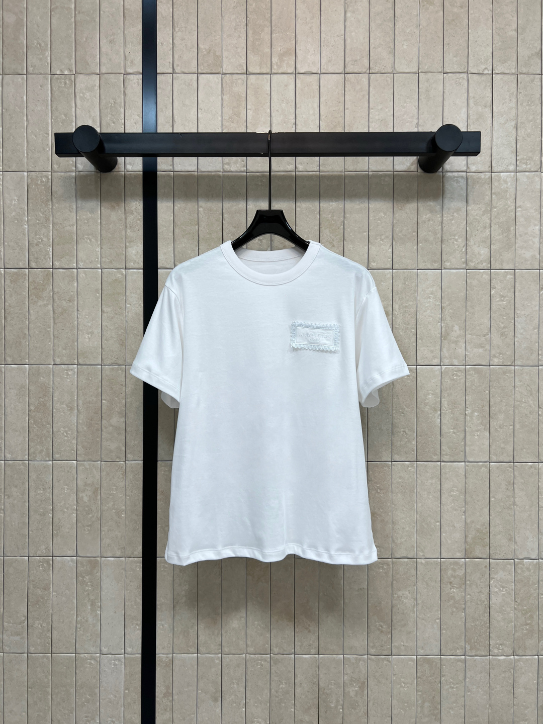 NO:867886,L's 26 new summer style white embroidered T-shirt. Selected high-count cotton material. It feels as soft and waxy as clouds. The upper body has a drape feeling. Round neck and short sleeves. Loose fit. It accommodates a variety of body shapes. Three-dimensional logo embroidery on the chest. Exquisite and has a sense of design. It is OK to wear alone or layered. It can be easily used for daily commuting. It can be easily managed in casual wear. Pair it with jeans or skirts. Fresh and natural style. Three sizes in one color, Size/S-M-L,, louis  vuitton,skirts,jeans,T-shirt,tees,t-shirt,19860909L家 26夏季新款 白色刺绣T恤 甄选高支棉料 手感软糯如云 上身自带垂坠感 圆领短袖 宽松版型 包容多种身材 胸前立体logo刺绣 精致又有设计感 单穿或内搭都很OK 日常通勤 休闲都能轻松驾驭 搭配牛仔裤或半裙 清新自然风get 一色三码Size/S-M-L,,louis vuitton,skirts,jeans,T-shirt,tees，t-shirt,,Women's clothing