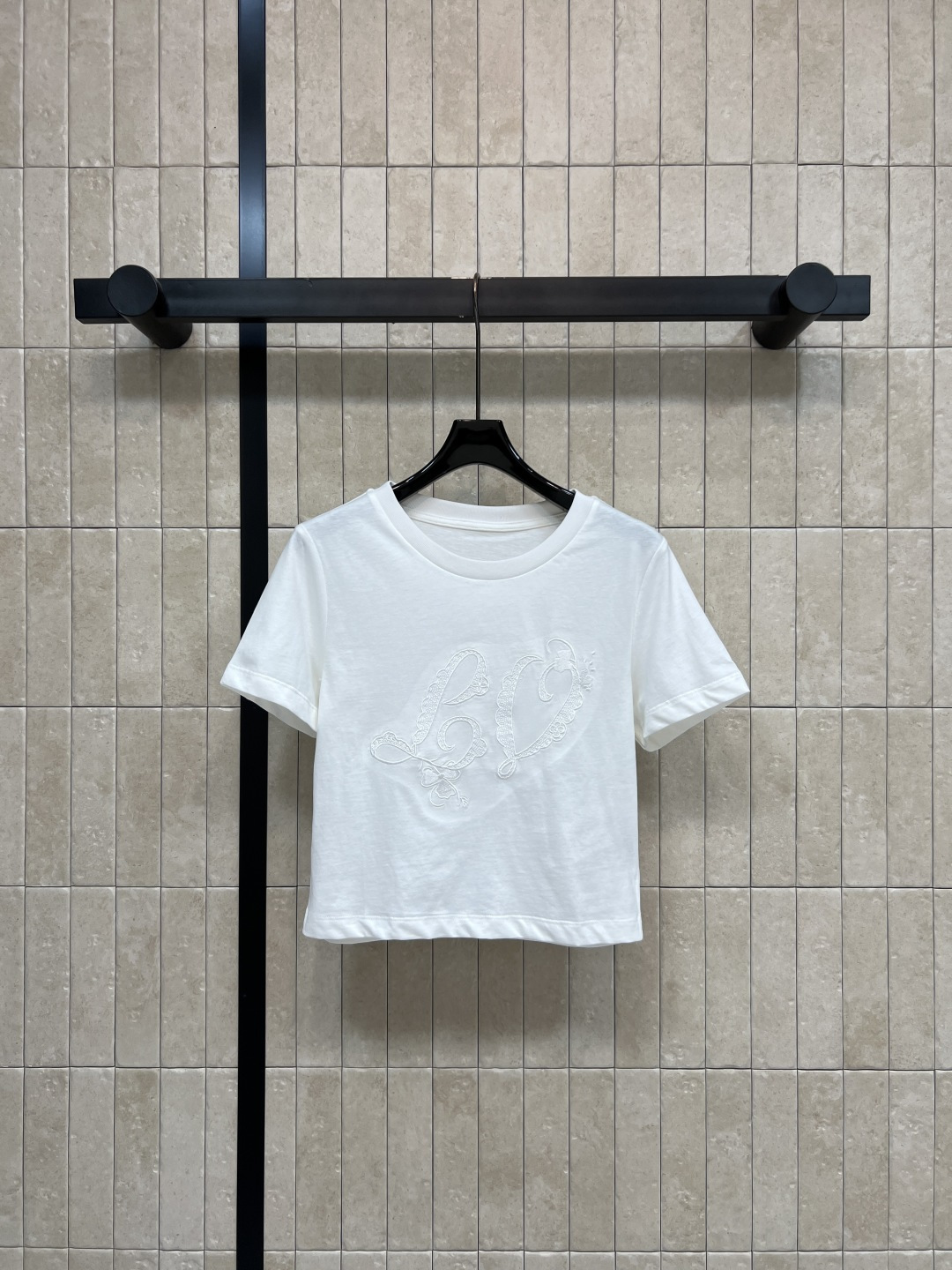 NO:867873,L's 26 new summer style white embroidered short T-shirt. Selected high-count cotton material. It feels as soft and waxy as clouds. The upper body has a sense of drape. Straight shoulder design + exquisite embroidery on the chest. Full of details. Short cut. Versatile and not picky. Pair with high-waisted pants or skirts. Easily lengthen the body proportions. Simple and yet design-friendly. Can be worn for commuting and leisure. Three sizes in one color, Size/S-M-L,, louis  vuitton,skirts,tees,t-shirt,19860909L家 26夏季新款 白色刺绣短款T恤 甄选高支棉料 手感软糯如云 上身自带垂坠感 正肩设计+胸前精致刺绣 细节感满满 短款剪裁 百搭不挑人 搭高腰裤或裙子 轻松拉长身材比例 简约又不失设计感 通勤休闲都能穿 一色三码Size/S-M-L,,louis vuitton,skirts,tees，t-shirt,,Women's clothing