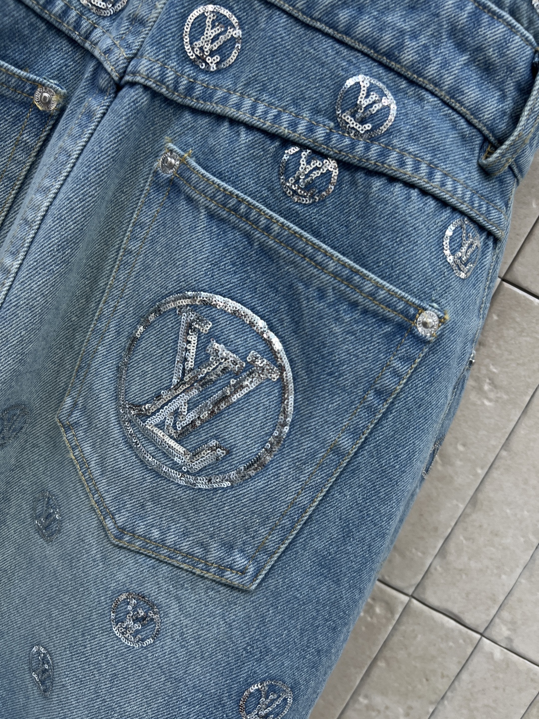 L家 26夏季新款 亮片牛仔连衣裙 水洗牛仔面料 搭配重工刺绣亮片logo 无袖圆领+收腰剪裁 前排纽扣