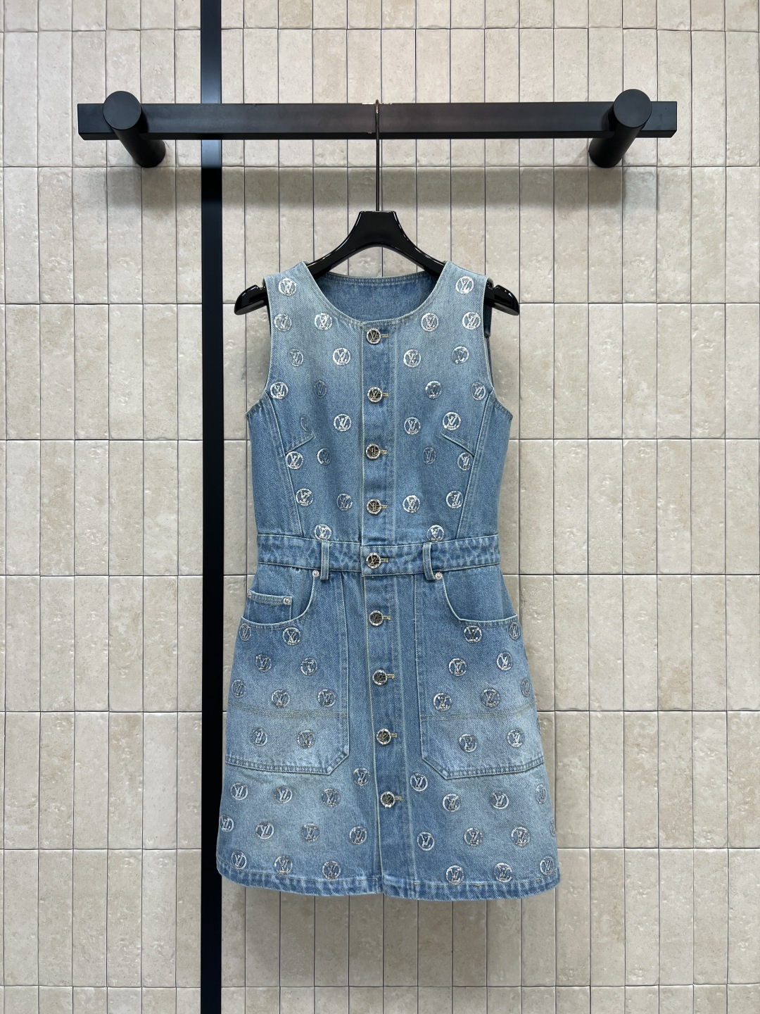 NO:867898,L's 26 new summer style sequined denim dress, washed denim fabric, with heavy embroidery sequined logo, sleeveless round neck + waist tailoring, front button closure, easy to put on and take off, symmetrical pockets on the front and back, practical and good-looking, easy to control for daily commuting and leisure. Pair with sandals or white shoes to bring out the summer atmosphere. Four sizes in one color, Size/S-M-L-XL,, louis vuitton, sandals, skirts,19860909L家 26夏季新款 亮片牛仔连衣裙 水洗牛仔面料 搭配重工刺绣亮片logo 无袖圆领+收腰剪裁 前排纽扣开合 穿脱方便 前后都有对称口袋 实用又好看 日常通勤 休闲都能轻松驾驭 搭配凉鞋或小白鞋 夏日氛围感直接拉满 一色四码Size/S-M-L-XL,,louis vuitton,sandals,skirts,,Women's clothing