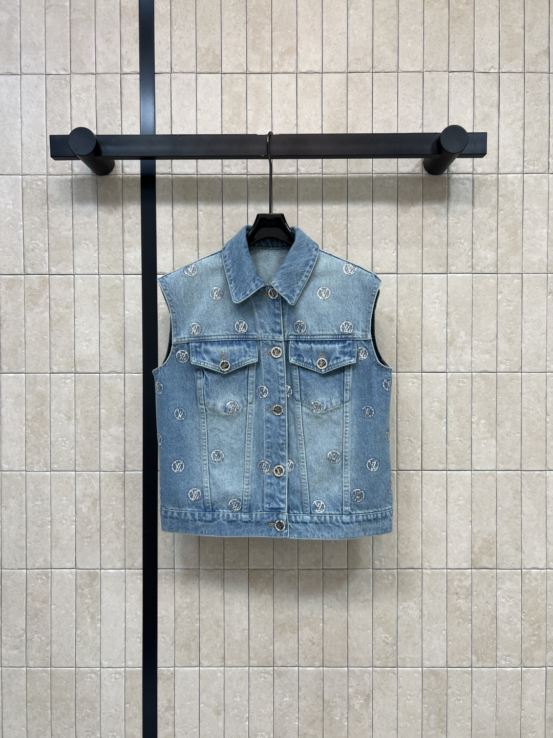 NO:867922,L's 26 new summer style sequined denim vest, washed denim fabric, with heavy embroidered sequin logo, shimmering and exquisite, double flap pockets on the front, button embellishment, great to wear alone or layered, easy to wear for summer outings, casual and individual, four sizes in one color, Size/S-M-L-XL,, louis vuitton,19860909L家 26夏季新款 亮片牛仔马甲 水洗牛仔面料 搭配重工刺绣亮片logo 闪着细碎的光 精致感十足 正面双翻盖口袋 纽扣点缀 单穿或叠搭都很出彩 夏季出游 日常穿搭都能轻松驾驭 休闲又有个性 一色四码Size/S-M-L-XL,,louis vuitton,,Women's clothing