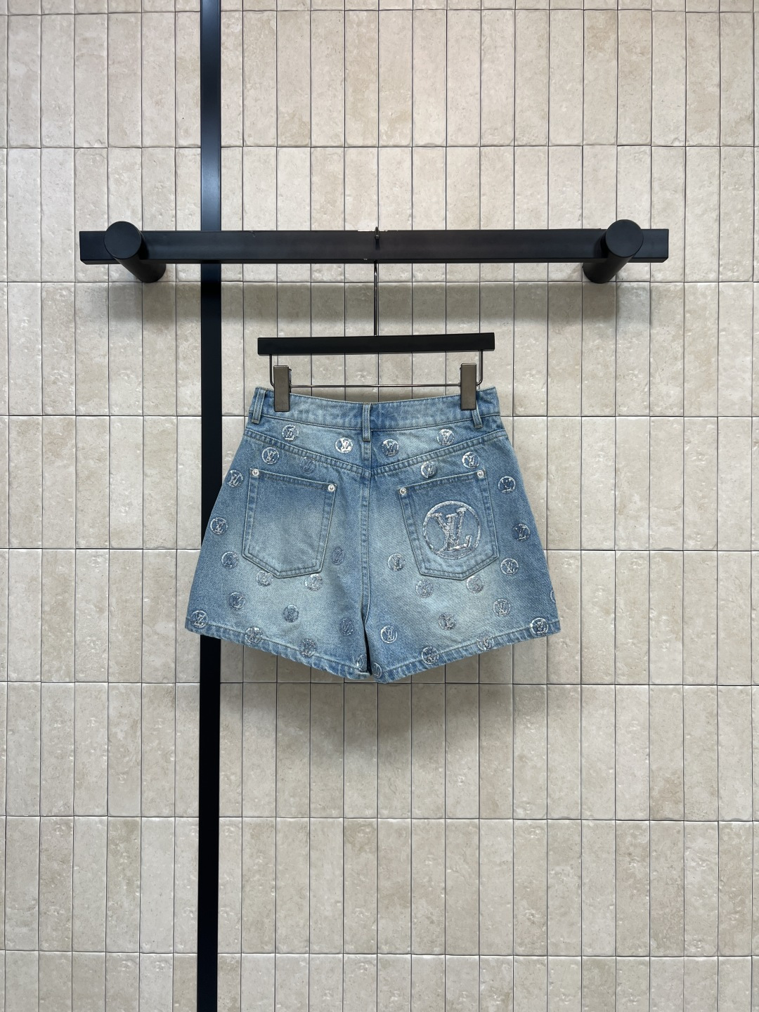 L家 26夏季新款 亮片牛仔短裤 水洗牛仔面料 搭配重工刺绣亮片logo 高腰A字阔腿版型 修饰腰线 不