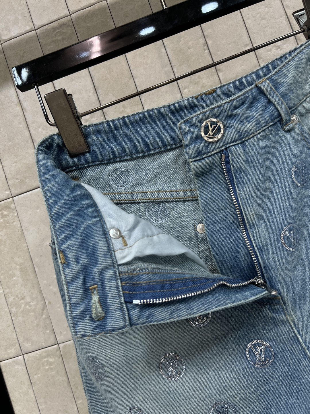 L家 26夏季新款 亮片牛仔短裤 水洗牛仔面料 搭配重工刺绣亮片logo 高腰A字阔腿版型 修饰腰线 不