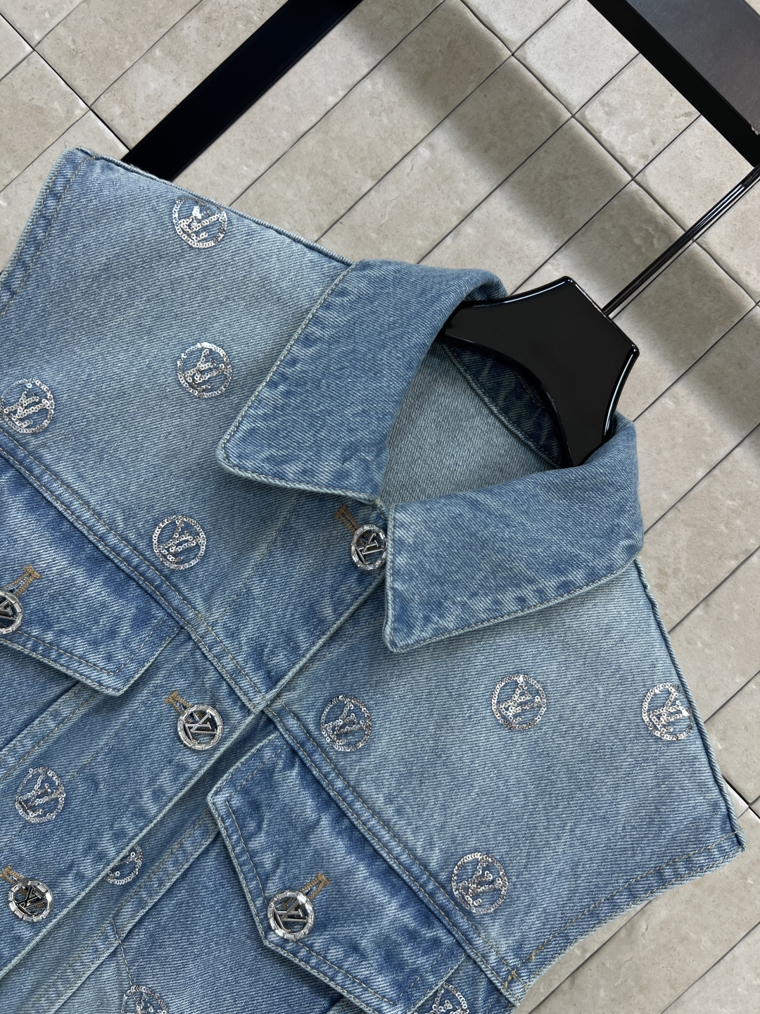 L家 26夏季新款 亮片牛仔马甲 水洗牛仔面料 搭配重工刺绣亮片logo 闪着细碎的光 精致感十足 正面