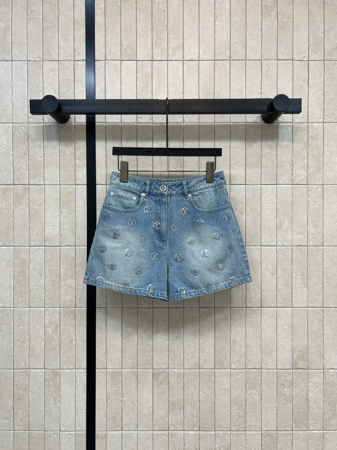 NO:867932,L's 26 new summer style sequined denim shorts, washed denim fabric, with heavy embroidered sequined logo, high-waisted A-line wide-leg version, modified waistline, not picky about body shape, very fashionable with T-shirts or shirts, easy to create casual or light luxury style, easy to control for daily outings and vacations, one color and four sizes Size/S-M-L-XL,, louis vuitton, shorts, shirts, tees, t-shirt,19860909L家 26夏季新款 亮片牛仔短裤 水洗牛仔面料 搭配重工刺绣亮片logo 高腰A字阔腿版型 修饰腰线 不挑身材 随便搭T恤或衬衫都很时髦 轻松打造休闲或轻奢风 日常出街 度假都能轻松驾驭 一色四码Size/S-M-L-XL,,louis vuitton,shorts,shirts,tees，t-shirt,,Women's clothing