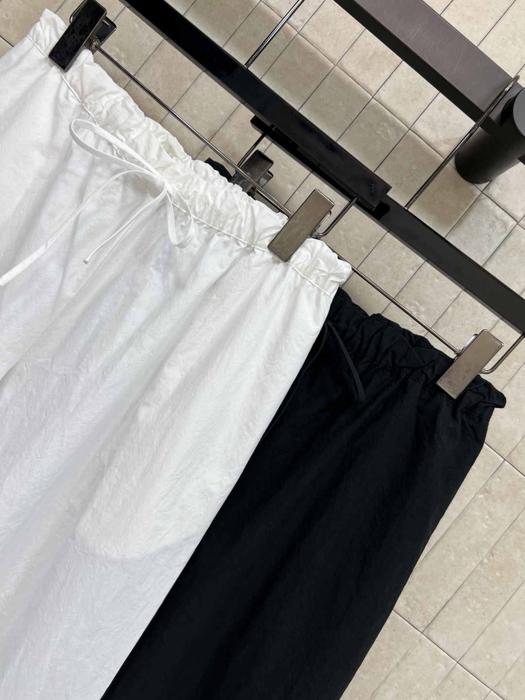 26夏季新款 抽绳六分裤 面料轻薄 透气又舒适 夏天穿超合适 高腰松紧+抽绳设计 修饰腰线还很灵活 宽松