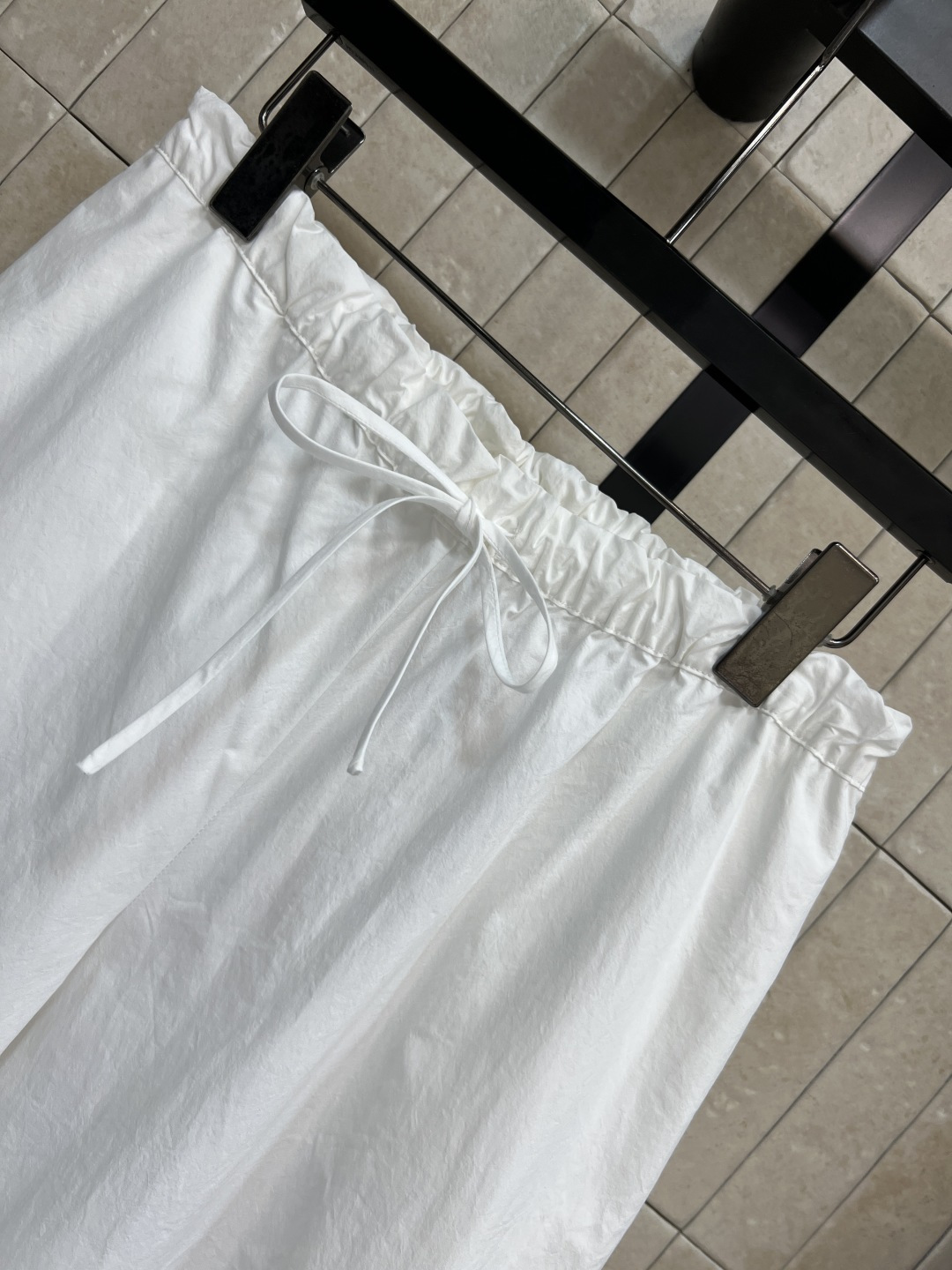 26夏季新款 抽绳六分裤 面料轻薄 透气又舒适 夏天穿超合适 高腰松紧+抽绳设计 修饰腰线还很灵活 宽松