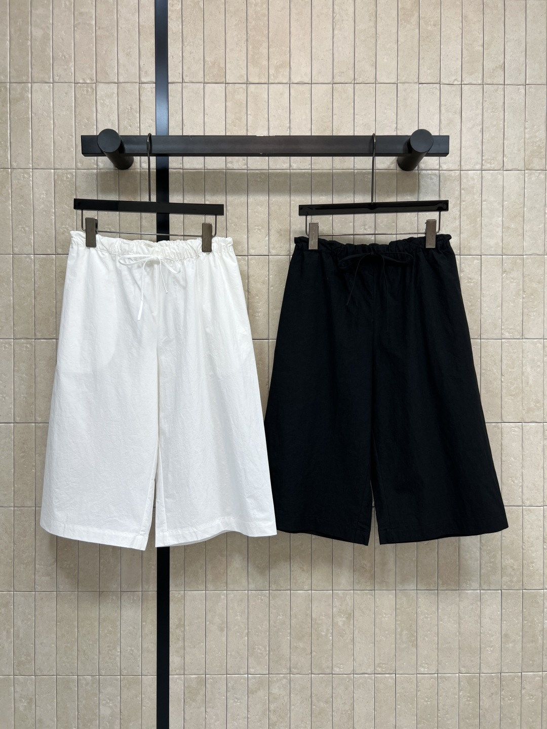 NO:869021,26 new summer style drawstring six-point pants. The fabric is light, breathable and comfortable. Very suitable for summer wear. High waist elastic + drawstring design. Flexible to modify the waistline. The loose pants look slim and versatile. They are refreshing and not picky. They are ok with T-shirts or shirts. Good drape. Walking elegantly. Can be worn for both work and leisure. Two colors and three sizes, Size/S-M-L, shirts, tees, t-shirt,1986090926夏季新款 抽绳六分裤 面料轻薄 透气又舒适 夏天穿超合适 高腰松紧+抽绳设计 修饰腰线还很灵活 宽松裤型显瘦又百搭 清爽不挑人 随便搭T恤或衬衫都很ok 垂感好 走路飘逸 两勤休闲都能穿 两色三码Size/S-M-L,,shirts,tees，t-shirt,,Women's clothing