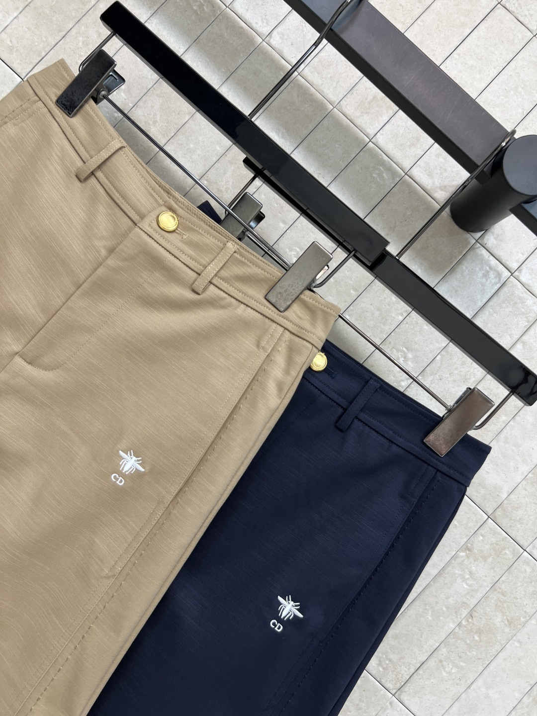 D家 26夏季新款 高腰五分裤 棉质混纺面料 高腰设计 宽松显瘦又修饰腿型 腰头金属扣点缀 侧边明线工艺+精致刺绣 低调