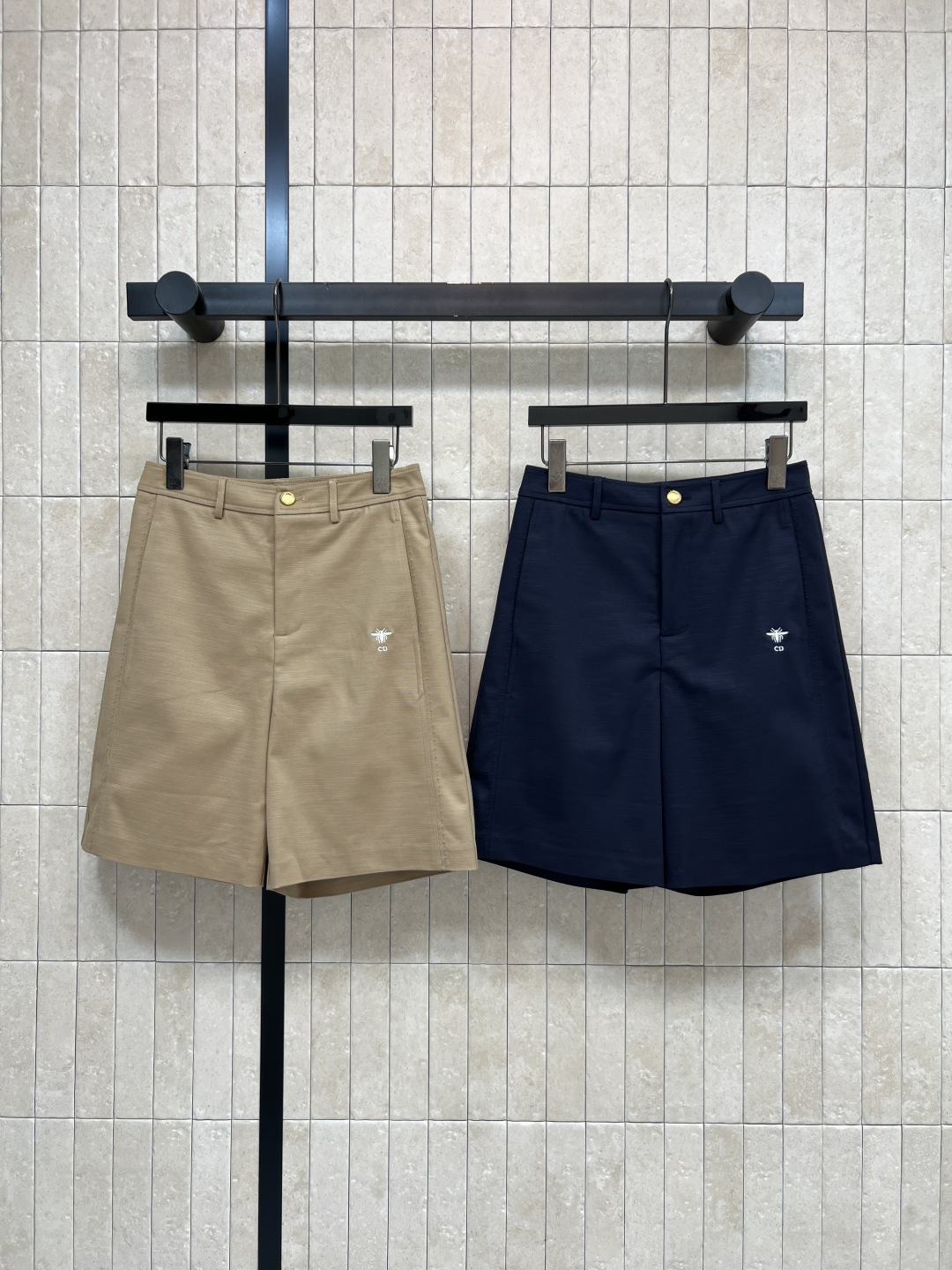 NO:869029,D's 26 new summer style high-waisted trousers, cotton blended fabric, high-waisted design, loose, slimming and flattering leg shape, metal buckle embellishment on the waist, side topstitching + exquisite embroidery, low-key and recognizable, commuting, casual, easy to manage in daily life, easily matched with any shirt, knitted short-sleeved, looks good, two colors and three sizes, Size/S-M-L,, dior, shirts, T-shirt,19860909D家 26夏季新款 高腰五分裤 棉质混纺面料 高腰设计 宽松显瘦又修饰腿型 腰头金属扣点缀 侧边明线工艺+精致刺绣 低调又有辨识度 通勤 休闲 日常都能轻松驾驭 随便搭轻松适配衬衫 针织短袖都好看 两色三码Size/S-M-L,,dior,shirts,T-shirt,,Women's clothing