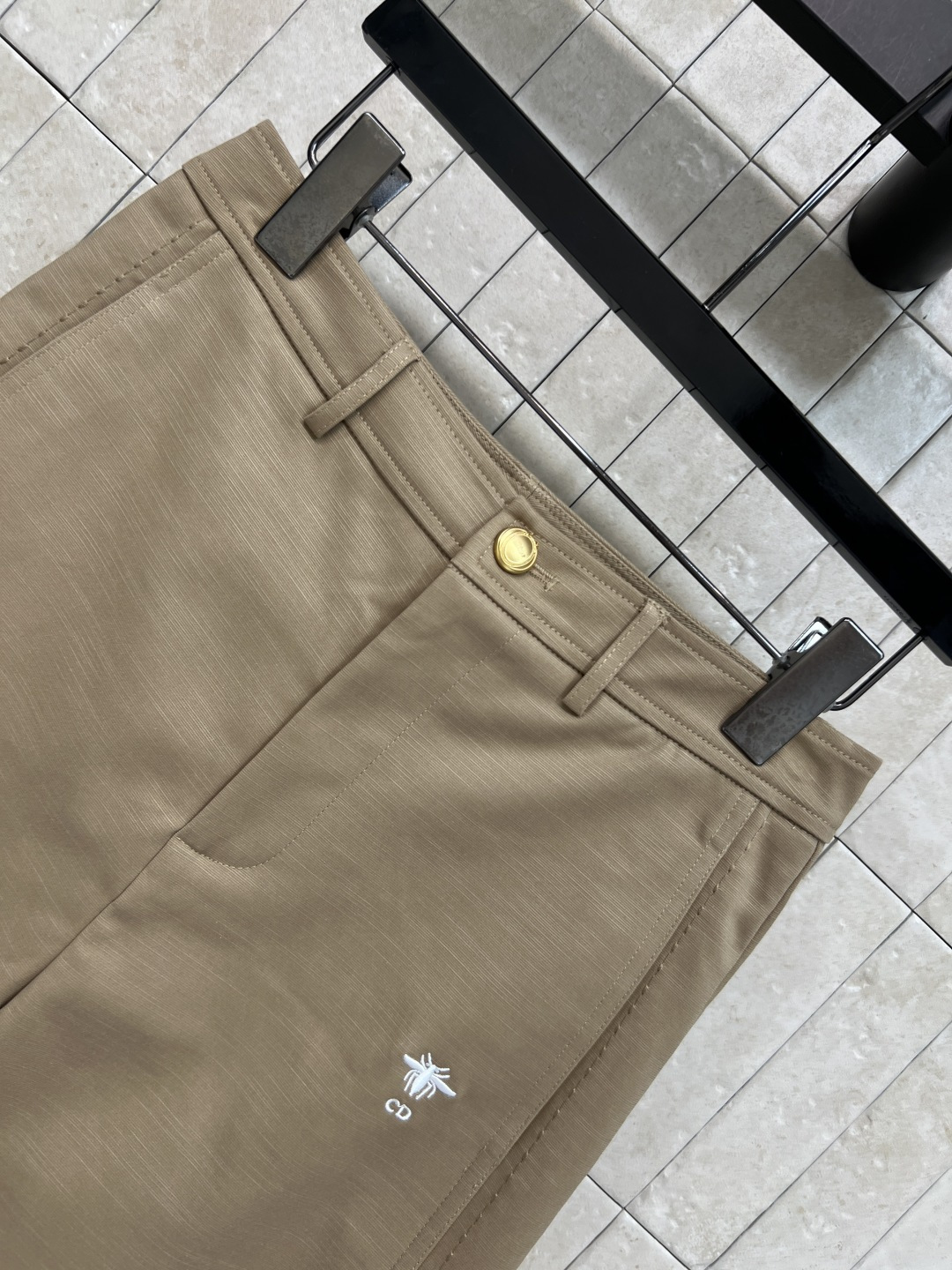 D家 26夏季新款 高腰五分裤 棉质混纺面料 高腰设计 宽松显瘦又修饰腿型 腰头金属扣点缀 侧边明线工艺+精致刺绣 低调