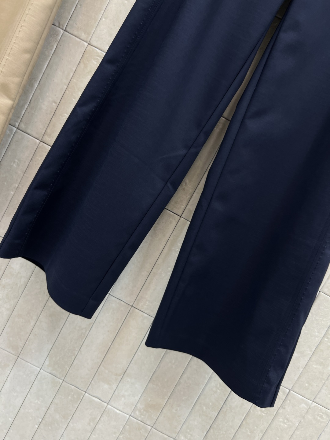 D家 26夏季新款 高腰阔腿裤 棉质混纺面料 高腰+宽松直筒设计 显瘦又修饰腿型 腰头金属扣点缀 侧边明